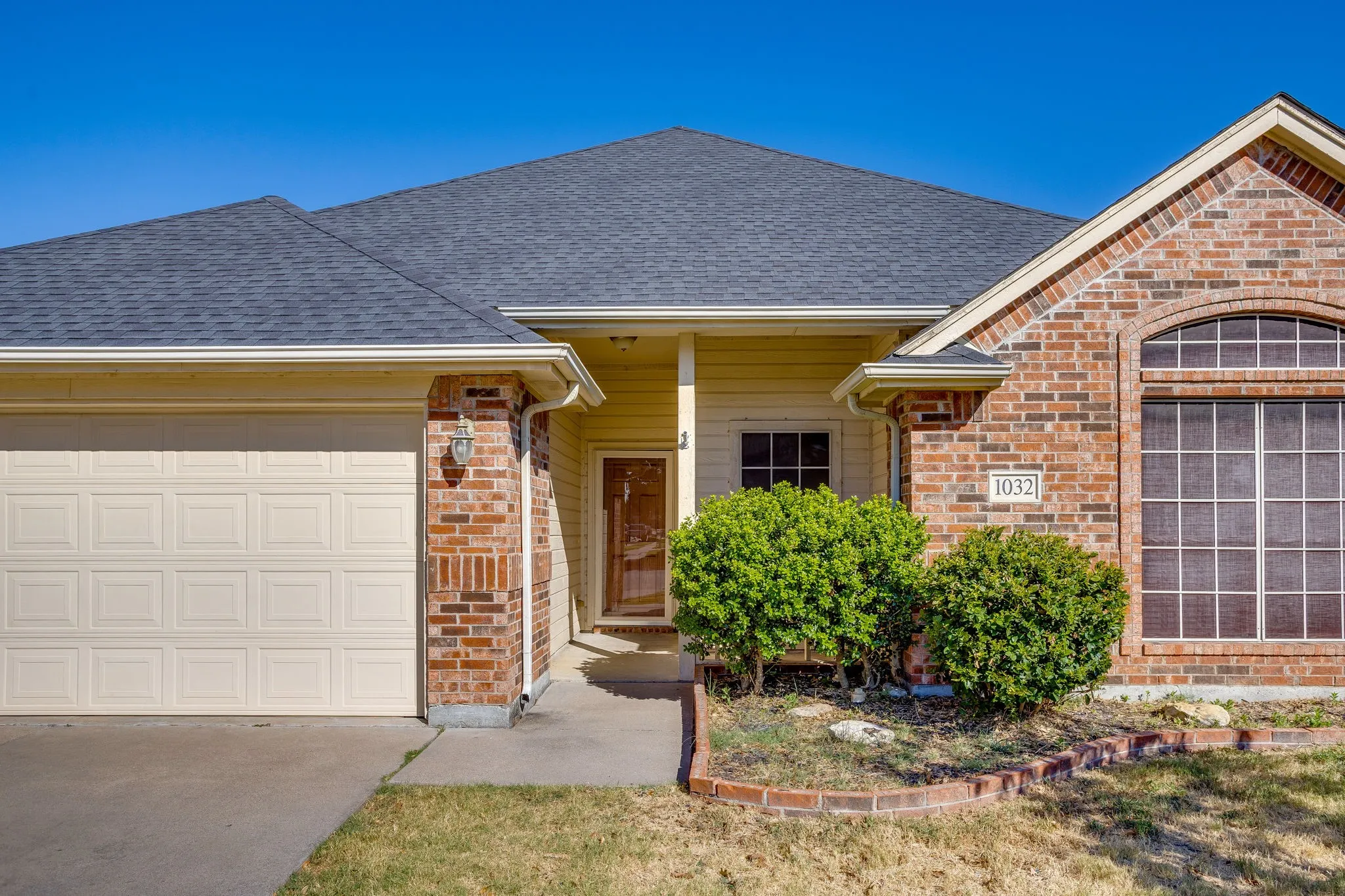 Single Family Residence For Sale in Johnson County , 1032 Kingfish Drive, Burleson, Texas 76028, 4 Bedroom, 2 Bathroom, 2 Garage spaces, 1,761 Sqft, built in 2005, mls#21307269, Real Estate Agent in Burleson, Homes For Sale in Johnson county, Homes For Sale in Burleson, Realtor in Burleson Texas, Real Estate Brokerage Independent Realty Texas, Luminita Cordes Realtor
