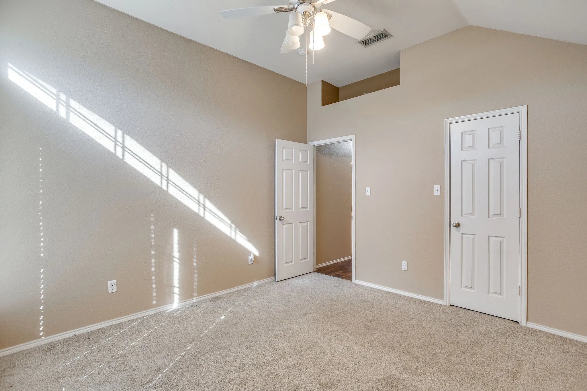 Single Family Residence For Sale in Johnson County , 1032 Kingfish Drive, Burleson, Texas 76028, 4 Bedroom, 2 Bathroom, 2 Garage spaces, 1,761 Sqft, built in 2005, mls#21307269, Real Estate Agent in Burleson, Homes For Sale in Johnson county, Homes For Sale in Burleson, Realtor in Burleson Texas, Real Estate Brokerage Independent Realty Texas, Luminita Cordes Realtor