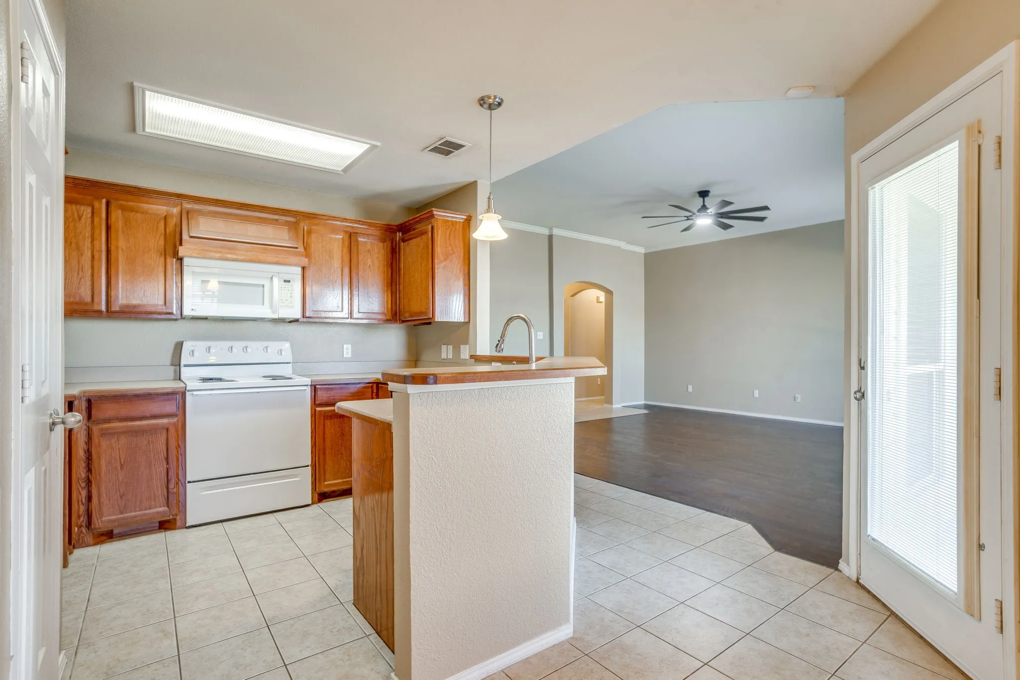 Single Family Residence For Sale in Johnson County , 1032 Kingfish Drive, Burleson, Texas 76028, 4 Bedroom, 2 Bathroom, 2 Garage spaces, 1,761 Sqft, built in 2005, mls#21307269, Real Estate Agent in Burleson, Homes For Sale in Johnson county, Homes For Sale in Burleson, Realtor in Burleson Texas, Real Estate Brokerage Independent Realty Texas, Luminita Cordes Realtor