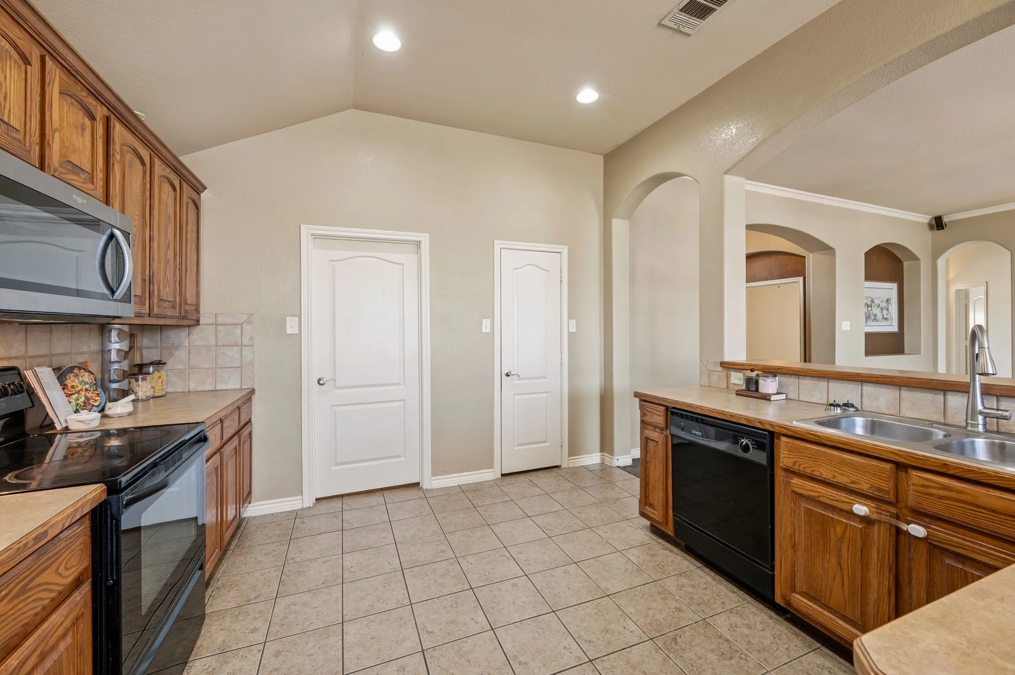 Single Family Residence For Sale in Tarrant County , 6701 Terrace Glen Drive, Arlington, Texas 76002, 4 Bedroom, 2 Bathroom, 2 Garage spaces, 2,022 Sqft, built in 2003, mls#21377058, Real Estate Agent in Arlington, Homes For Sale in Tarrant county, Homes For Sale in Arlington, Realtor in Arlington Texas, Real Estate Brokerage Independent Realty Texas, Luminita Cordes Realtor