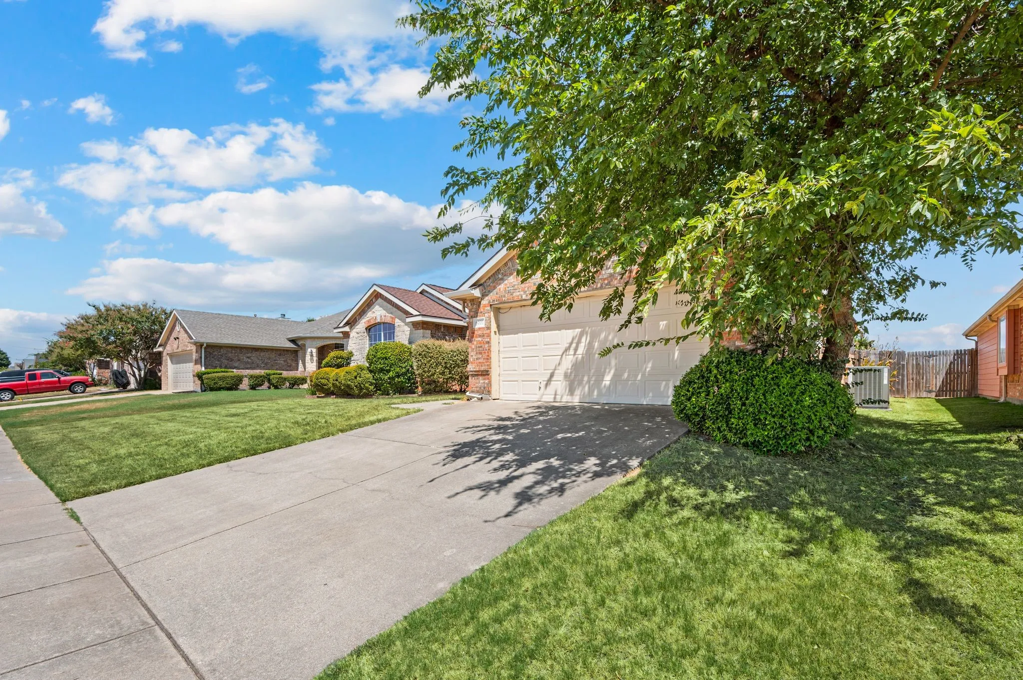 Single Family Residence For Sale in Tarrant County , 6701 Terrace Glen Drive, Arlington, Texas 76002, 4 Bedroom, 2 Bathroom, 2 Garage spaces, 2,022 Sqft, built in 2003, mls#21377058, Real Estate Agent in Arlington, Homes For Sale in Tarrant county, Homes For Sale in Arlington, Realtor in Arlington Texas, Real Estate Brokerage Independent Realty Texas, Luminita Cordes Realtor