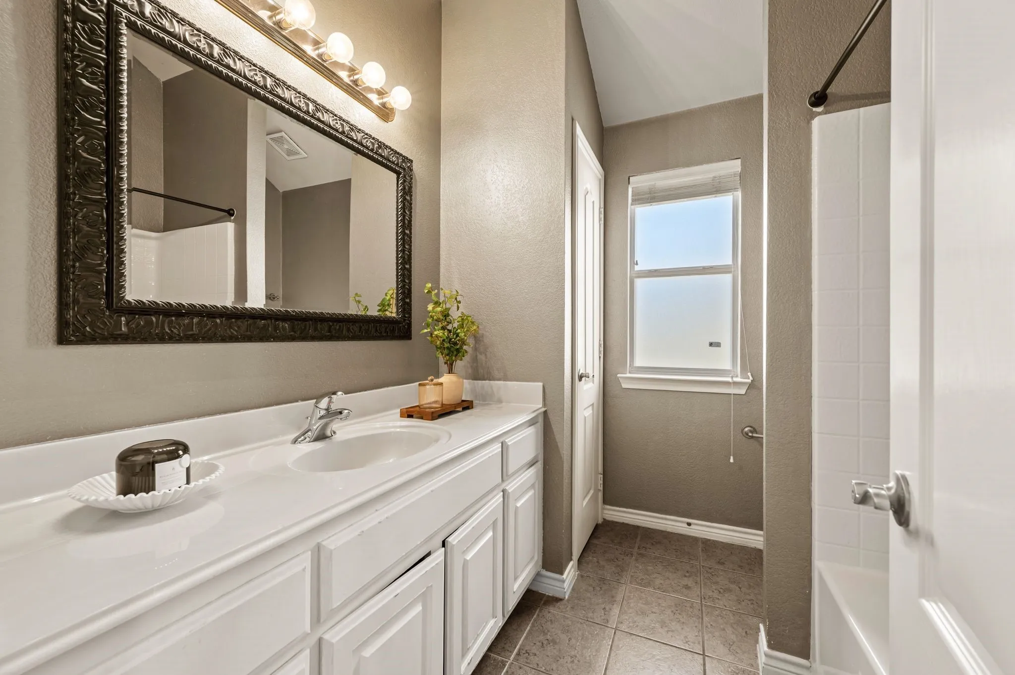 Single Family Residence For Sale in Tarrant County , 6701 Terrace Glen Drive, Arlington, Texas 76002, 4 Bedroom, 2 Bathroom, 2 Garage spaces, 2,022 Sqft, built in 2003, mls#21377058, Real Estate Agent in Arlington, Homes For Sale in Tarrant county, Homes For Sale in Arlington, Realtor in Arlington Texas, Real Estate Brokerage Independent Realty Texas, Luminita Cordes Realtor