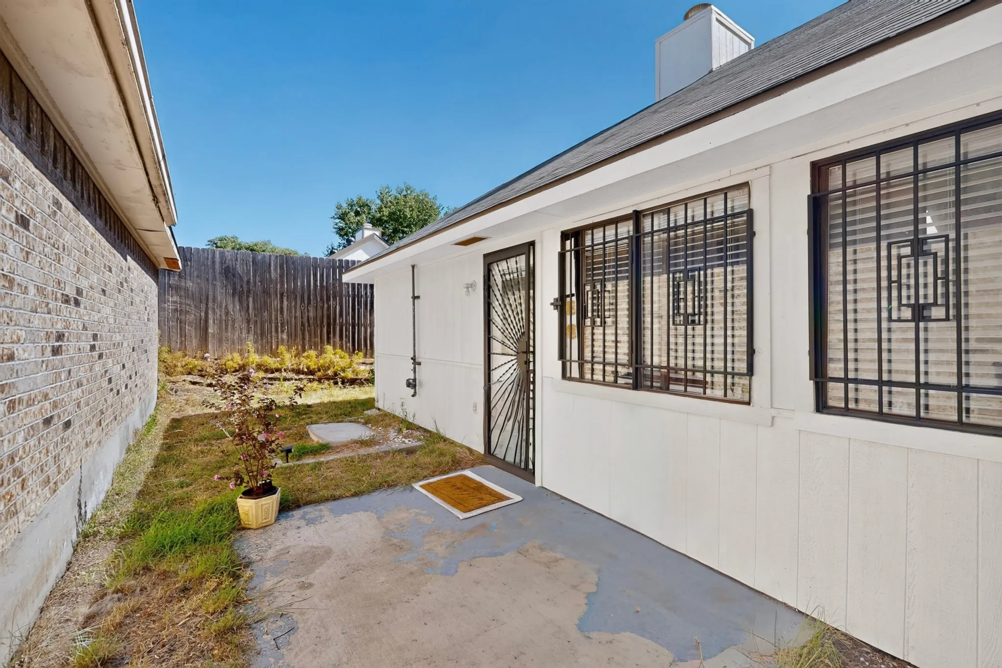 Single Family Residence For Sale in Dallas County , 9627 Kerrville Street, Dallas, Texas 75227, 3 Bedroom, 2 Bathroom, 2 Garage spaces, 1,361 Sqft, built in 1986, mls#21377895, Real Estate Agent in Dallas, Homes For Sale in Dallas county, Homes For Sale in Dallas, Realtor in Dallas Texas, Real Estate Brokerage Independent Realty Texas, Luminita Cordes Realtor