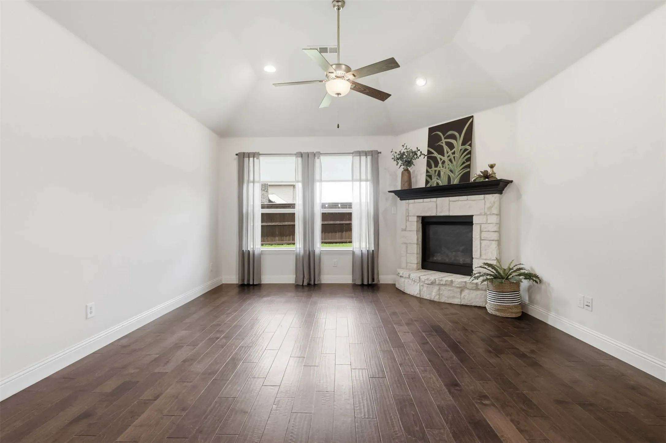 Single Family Residence For Sale in Denton County , 16117 Plum Court, Prosper, Texas 75078, 4 Bedroom, 3 Bathroom, 2 Garage spaces, 2,052 Sqft, built in 2017, mls#21377948, Real Estate Agent in Prosper, Homes For Sale in Denton county, Homes For Sale in Prosper, Realtor in Prosper Texas, Real Estate Brokerage Independent Realty Texas, Luminita Cordes Realtor
