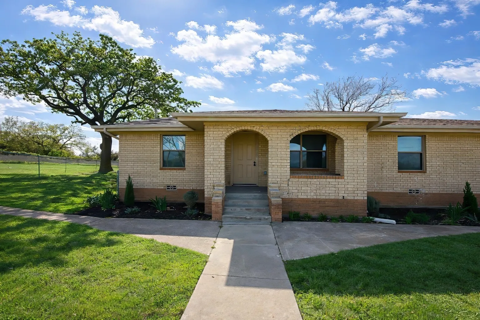 Single Family Residence For Rent in Wise County , 1119 Salt Creek Road, Springtown, Texas 76082, 3 Bedroom, 2 Bathroom, 2 Garage spaces, 2,181 Sqft, built in 1970, mls#21377950, Real Estate Agent in Springtown, Homes For Rent in Wise county, Homes For Rent in Springtown, Realtor in Springtown Texas, Real Estate Brokerage Independent Realty Texas, Luminita Cordes Realtor