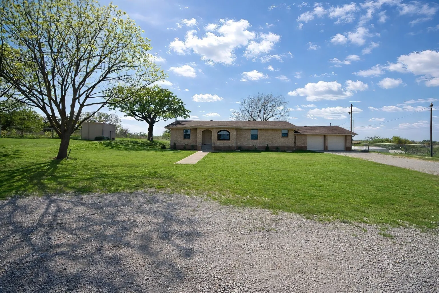 Single Family Residence For Rent in Wise County , 1119 Salt Creek Road, Springtown, Texas 76082, 3 Bedroom, 2 Bathroom, 2 Garage spaces, 2,181 Sqft, built in 1970, mls#21377950, Real Estate Agent in Springtown, Homes For Rent in Wise county, Homes For Rent in Springtown, Realtor in Springtown Texas, Real Estate Brokerage Independent Realty Texas, Luminita Cordes Realtor