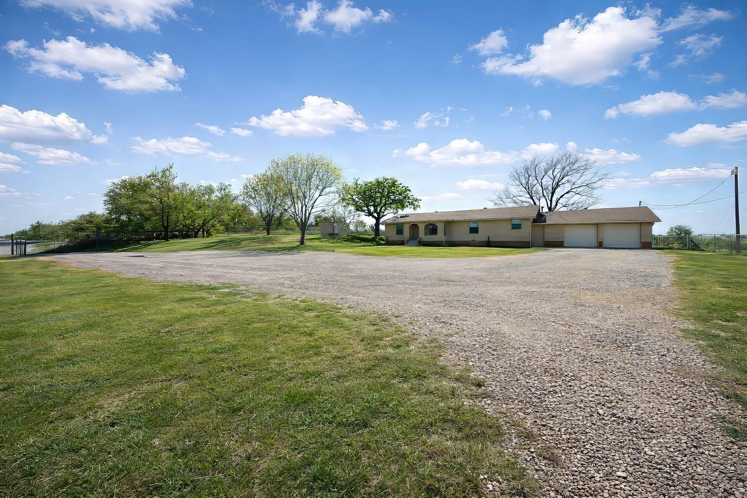 Single Family Residence For Rent in Wise County , 1119 Salt Creek Road, Springtown, Texas 76082, 3 Bedroom, 2 Bathroom, 2 Garage spaces, 2,181 Sqft, built in 1970, mls#21377950, Real Estate Agent in Springtown, Homes For Rent in Wise county, Homes For Rent in Springtown, Realtor in Springtown Texas, Real Estate Brokerage Independent Realty Texas, Luminita Cordes Realtor