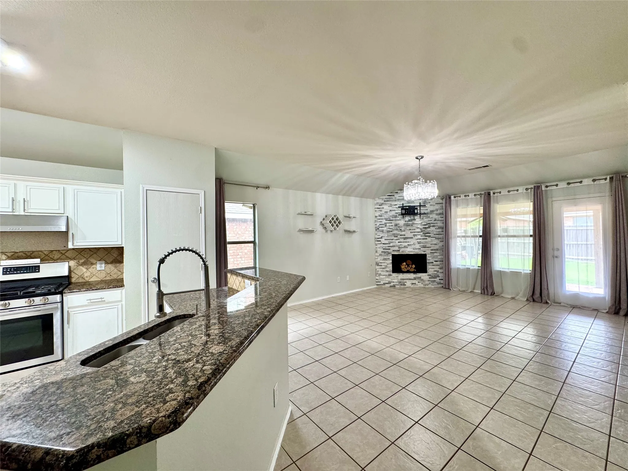 Single Family Residence For Rent in Tarrant County , 2812 Park Place Drive, Grand Prairie, Texas 75052, 3 Bedroom, 2 Bathroom, 2 Garage spaces, 2,197 Sqft, built in 2005, mls#21377953, Real Estate Agent in Grand Prairie, Homes For Rent in Tarrant county, Homes For Rent in Grand Prairie, Realtor in Grand Prairie Texas, Real Estate Brokerage Independent Realty Texas, Luminita Cordes Realtor
