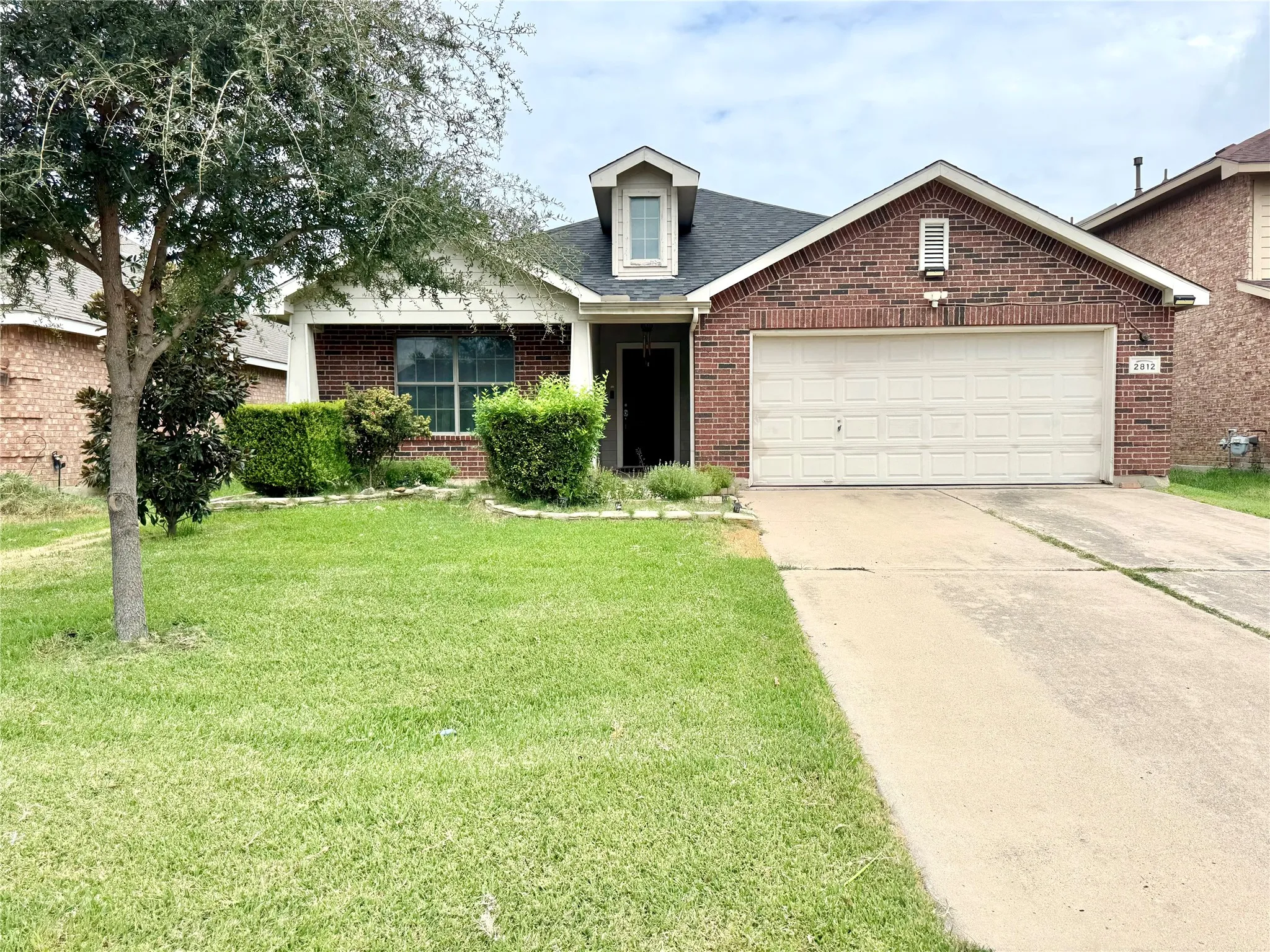 Single Family Residence For Rent in Tarrant County , 2812 Park Place Drive, Grand Prairie, Texas 75052, 3 Bedroom, 2 Bathroom, 2 Garage spaces, 2,197 Sqft, built in 2005, mls#21377953, Real Estate Agent in Grand Prairie, Homes For Rent in Tarrant county, Homes For Rent in Grand Prairie, Realtor in Grand Prairie Texas, Real Estate Brokerage Independent Realty Texas, Luminita Cordes Realtor