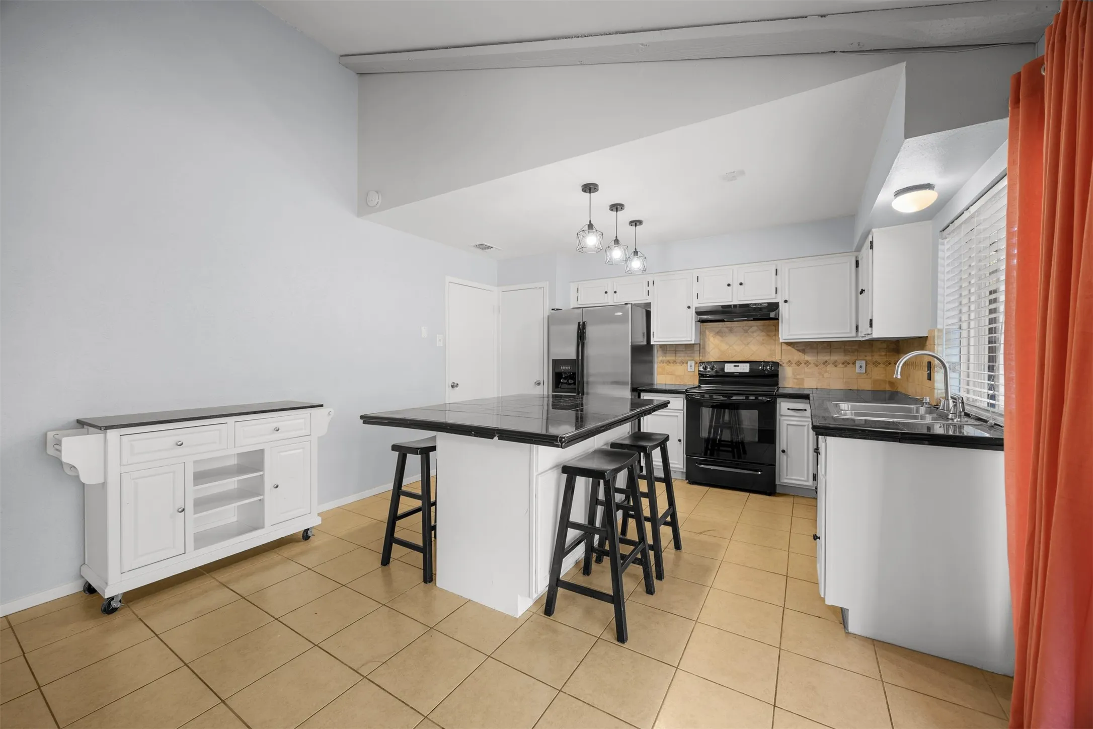 Single Family Residence For Rent in Dallas County , 638 Cranbrook Park, Garland, Texas 75043, 3 Bedroom, 2 Bathroom, 1 Garage spaces, 1,381 Sqft, built in 1971, mls#21377959, Real Estate Agent in Garland, Homes For Rent in Dallas county, Homes For Rent in Garland, Realtor in Garland Texas, Real Estate Brokerage Independent Realty Texas, Luminita Cordes Realtor