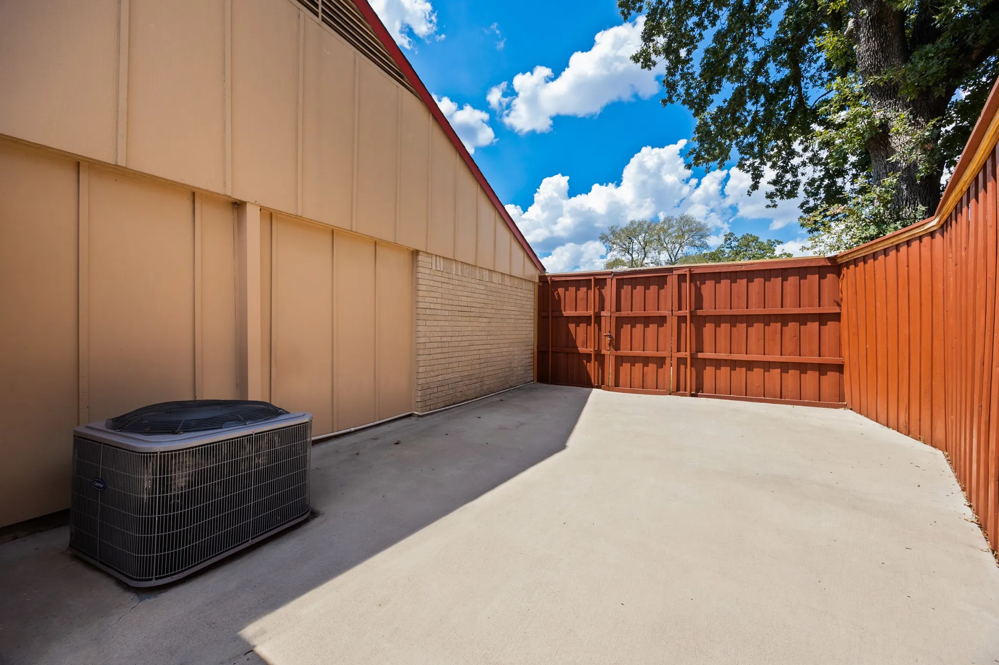 Single Family Residence For Sale in Dallas County , 1706 Eastcliff Drive, Dallas, Texas 75217, 3 Bedroom, 2 Bathroom, 1 Garage spaces, 1,242 Sqft, built in 1982, mls#21375606, Real Estate Agent in Dallas, Homes For Sale in Dallas county, Homes For Sale in Dallas, Realtor in Dallas Texas, Real Estate Brokerage Independent Realty Texas, Luminita Cordes Realtor