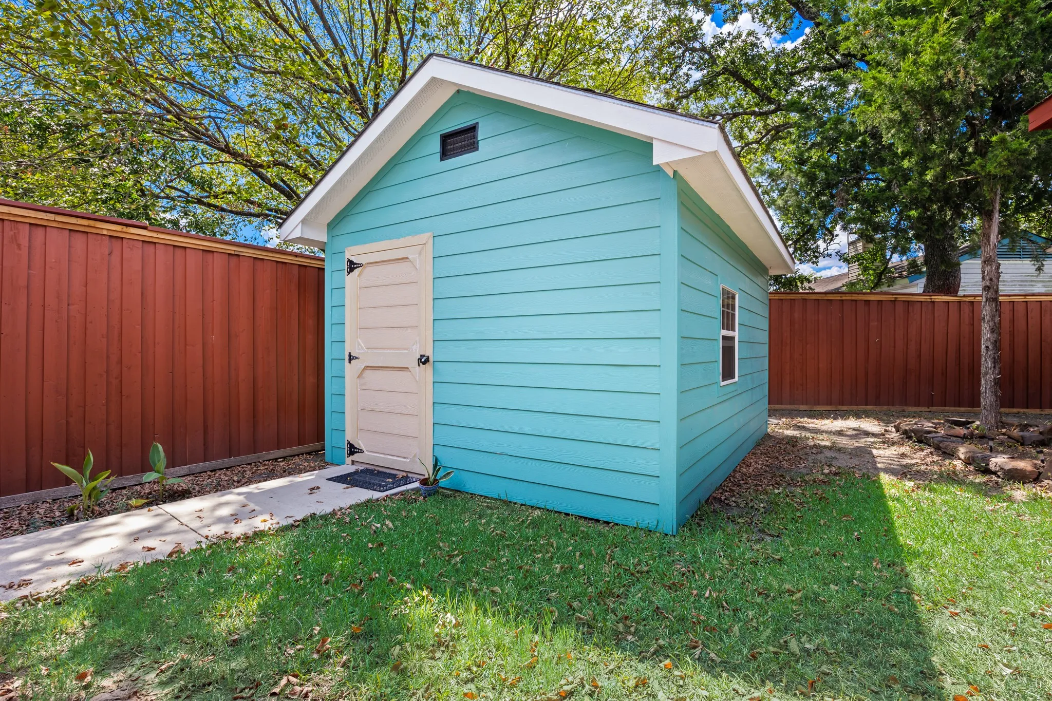 Single Family Residence For Sale in Dallas County , 1706 Eastcliff Drive, Dallas, Texas 75217, 3 Bedroom, 2 Bathroom, 1 Garage spaces, 1,242 Sqft, built in 1982, mls#21375606, Real Estate Agent in Dallas, Homes For Sale in Dallas county, Homes For Sale in Dallas, Realtor in Dallas Texas, Real Estate Brokerage Independent Realty Texas, Luminita Cordes Realtor