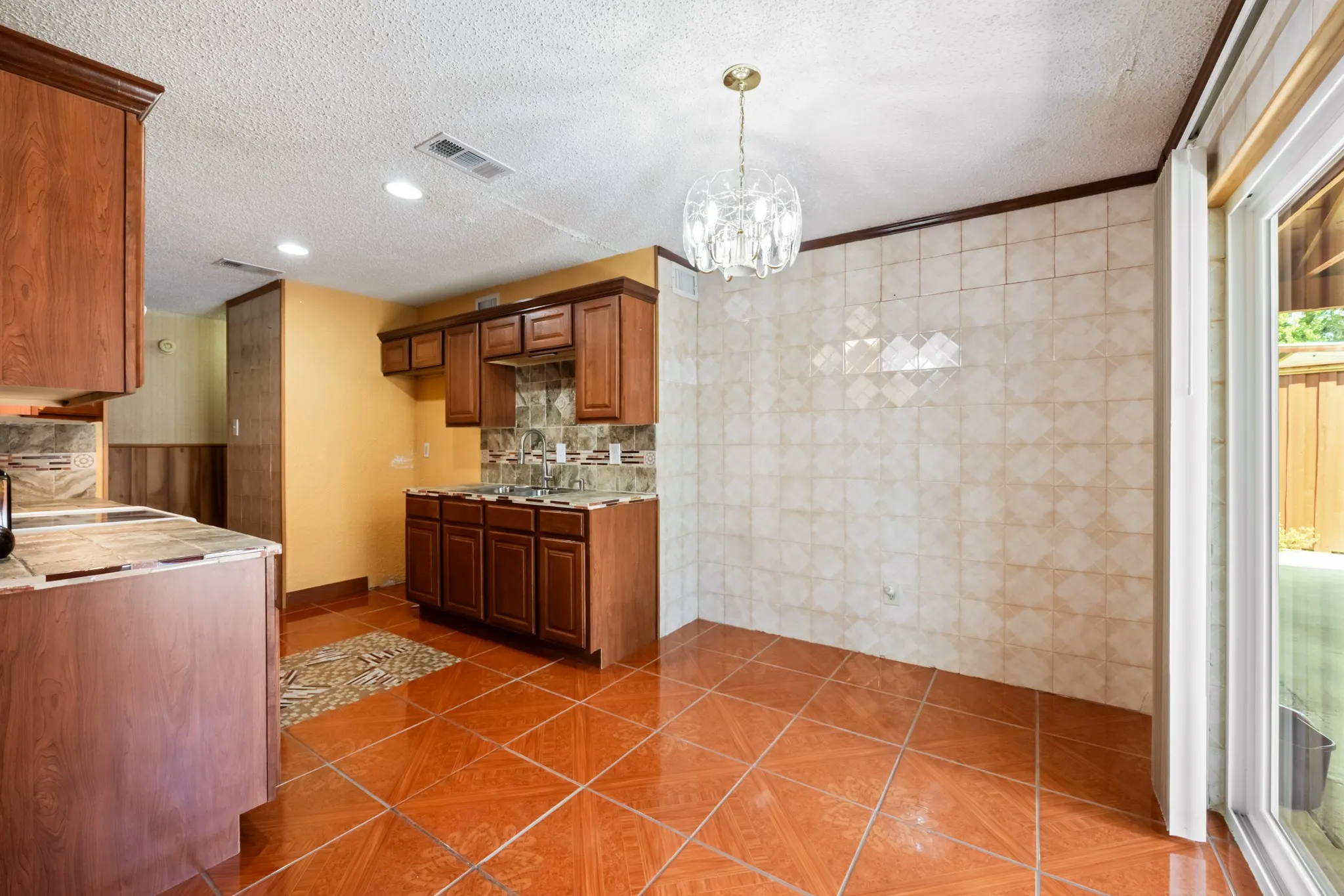 Single Family Residence For Sale in Dallas County , 1706 Eastcliff Drive, Dallas, Texas 75217, 3 Bedroom, 2 Bathroom, 1 Garage spaces, 1,242 Sqft, built in 1982, mls#21375606, Real Estate Agent in Dallas, Homes For Sale in Dallas county, Homes For Sale in Dallas, Realtor in Dallas Texas, Real Estate Brokerage Independent Realty Texas, Luminita Cordes Realtor