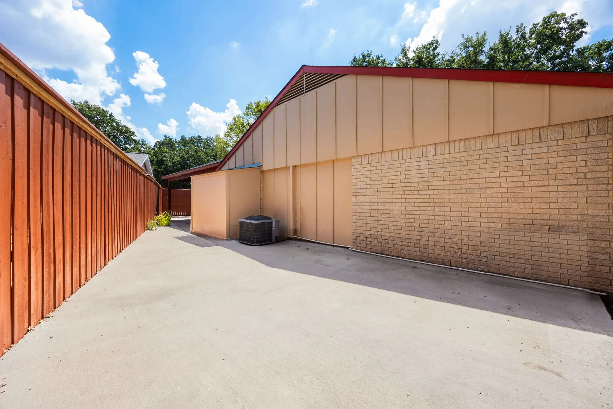 Single Family Residence For Sale in Dallas County , 1706 Eastcliff Drive, Dallas, Texas 75217, 3 Bedroom, 2 Bathroom, 1 Garage spaces, 1,242 Sqft, built in 1982, mls#21375606, Real Estate Agent in Dallas, Homes For Sale in Dallas county, Homes For Sale in Dallas, Realtor in Dallas Texas, Real Estate Brokerage Independent Realty Texas, Luminita Cordes Realtor