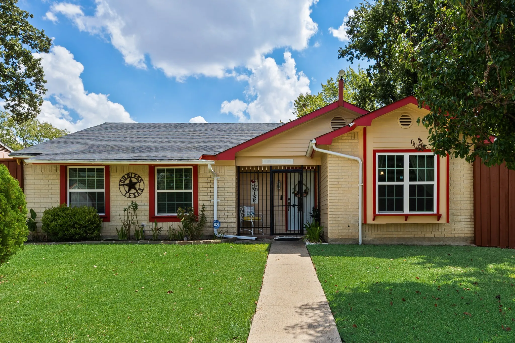 Single Family Residence For Sale in Dallas County , 1706 Eastcliff Drive, Dallas, Texas 75217, 3 Bedroom, 2 Bathroom, 1 Garage spaces, 1,242 Sqft, built in 1982, mls#21375606, Real Estate Agent in Dallas, Homes For Sale in Dallas county, Homes For Sale in Dallas, Realtor in Dallas Texas, Real Estate Brokerage Independent Realty Texas, Luminita Cordes Realtor