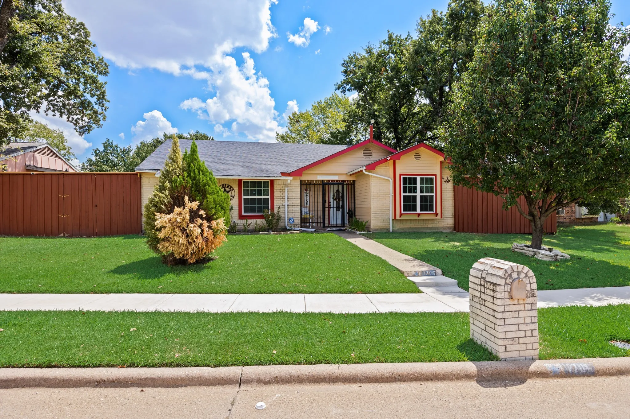 Single Family Residence For Sale in Dallas County , 1706 Eastcliff Drive, Dallas, Texas 75217, 3 Bedroom, 2 Bathroom, 1 Garage spaces, 1,242 Sqft, built in 1982, mls#21375606, Real Estate Agent in Dallas, Homes For Sale in Dallas county, Homes For Sale in Dallas, Realtor in Dallas Texas, Real Estate Brokerage Independent Realty Texas, Luminita Cordes Realtor