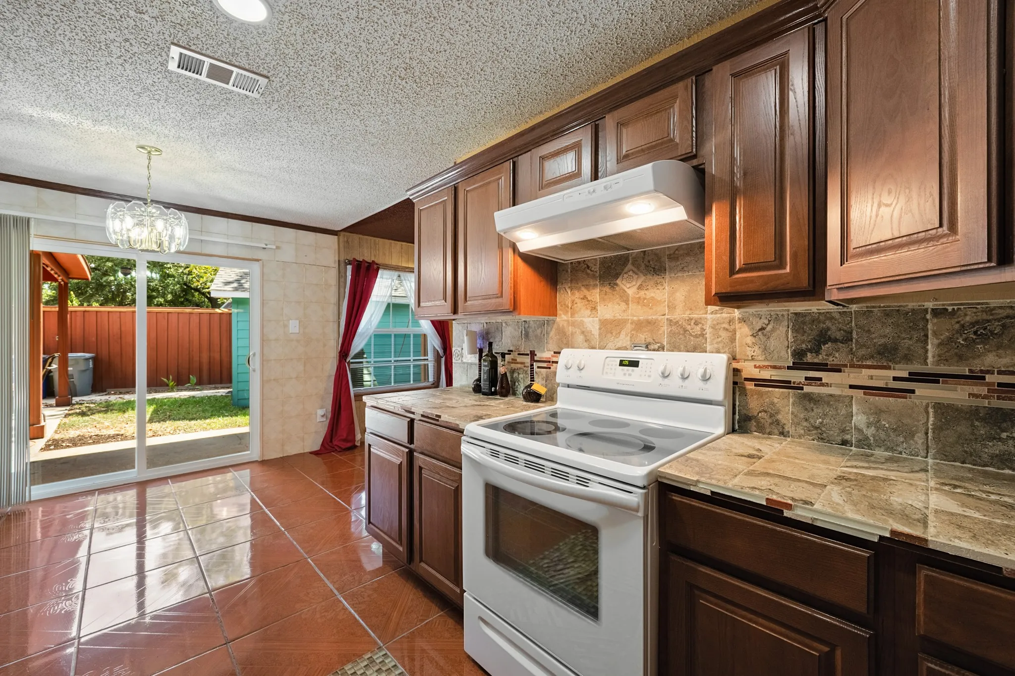 Single Family Residence For Sale in Dallas County , 1706 Eastcliff Drive, Dallas, Texas 75217, 3 Bedroom, 2 Bathroom, 1 Garage spaces, 1,242 Sqft, built in 1982, mls#21375606, Real Estate Agent in Dallas, Homes For Sale in Dallas county, Homes For Sale in Dallas, Realtor in Dallas Texas, Real Estate Brokerage Independent Realty Texas, Luminita Cordes Realtor