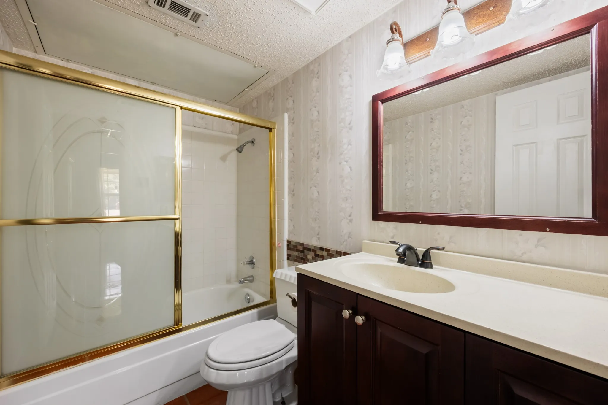 Single Family Residence For Sale in Dallas County , 1706 Eastcliff Drive, Dallas, Texas 75217, 3 Bedroom, 2 Bathroom, 1 Garage spaces, 1,242 Sqft, built in 1982, mls#21375606, Real Estate Agent in Dallas, Homes For Sale in Dallas county, Homes For Sale in Dallas, Realtor in Dallas Texas, Real Estate Brokerage Independent Realty Texas, Luminita Cordes Realtor