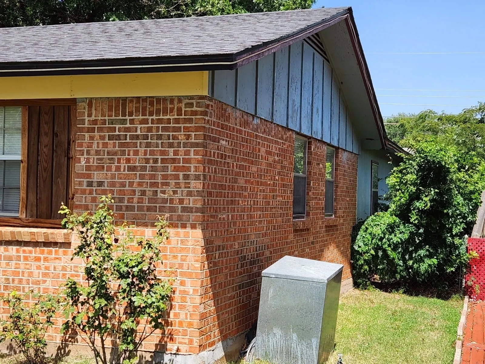 Single Family Residence For Sale in Wichita County , 4709 Gay Street, Wichita Falls, Texas 76306, 4 Bedroom, 3 Bathroom, 1 Garage spaces, 1,968 Sqft, built in 1962, mls#21377946, Real Estate Agent in Wichita Falls, Homes For Sale in Wichita county, Homes For Sale in Wichita Falls, Realtor in Wichita Falls Texas, Real Estate Brokerage Independent Realty Texas, Luminita Cordes Realtor