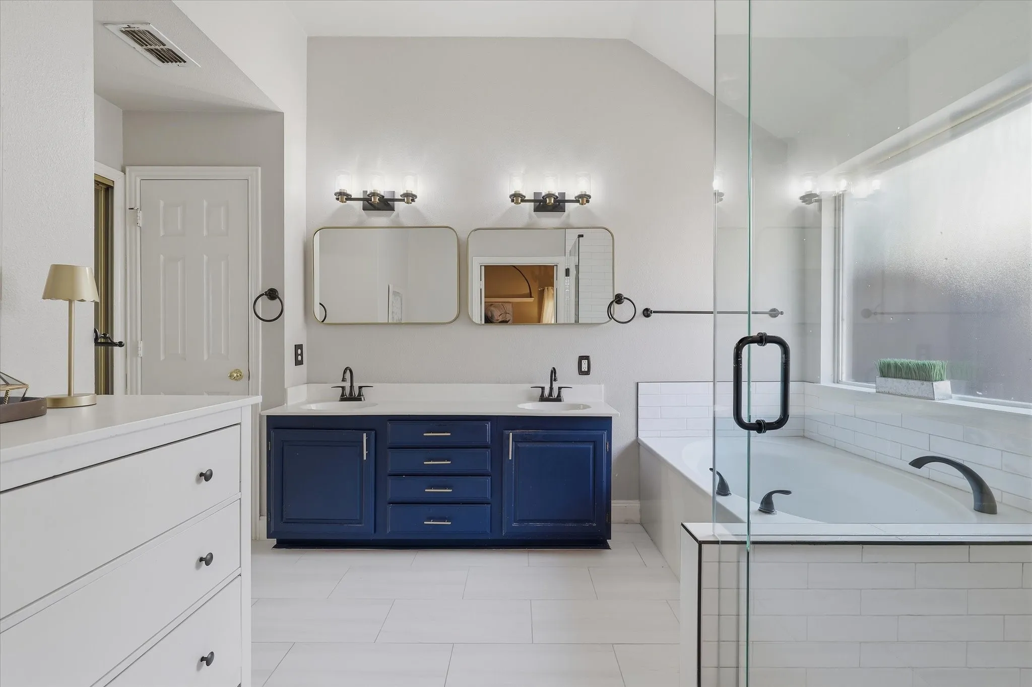 Single Family Residence For Sale in Collin County , 11100 New Orleans Drive, Frisco, Texas 75035, 4 Bedroom, 2 Bathroom, 2 Garage spaces, 2,027 Sqft, built in 1993, mls#21377020, Real Estate Agent in Frisco, Homes For Sale in Collin county, Homes For Sale in Frisco, Realtor in Frisco Texas, Real Estate Brokerage Independent Realty Texas, Luminita Cordes Realtor