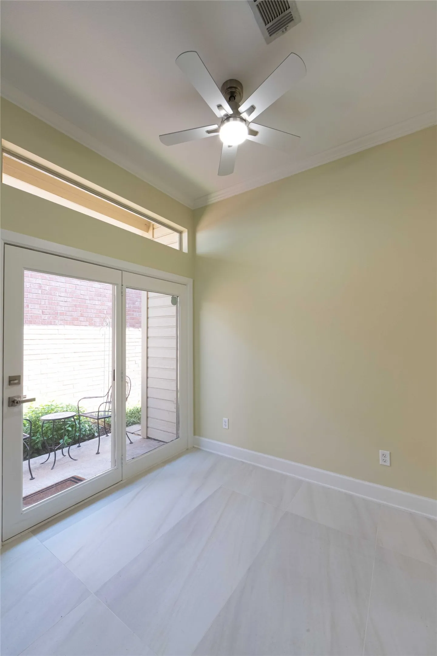 With access to a small courtyard.