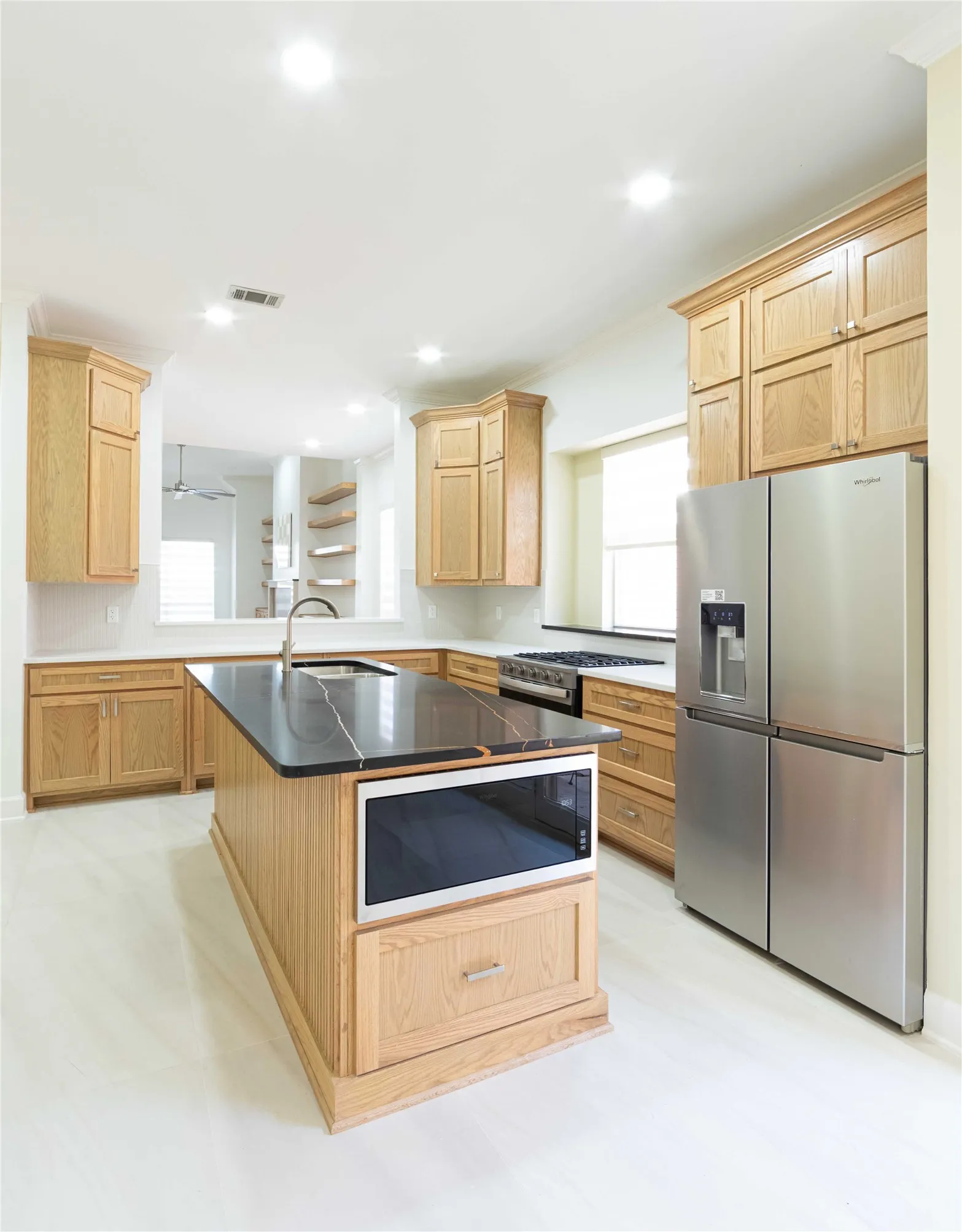 Fully equiped kitchen: Dishwasher, Fridge, Microwave.