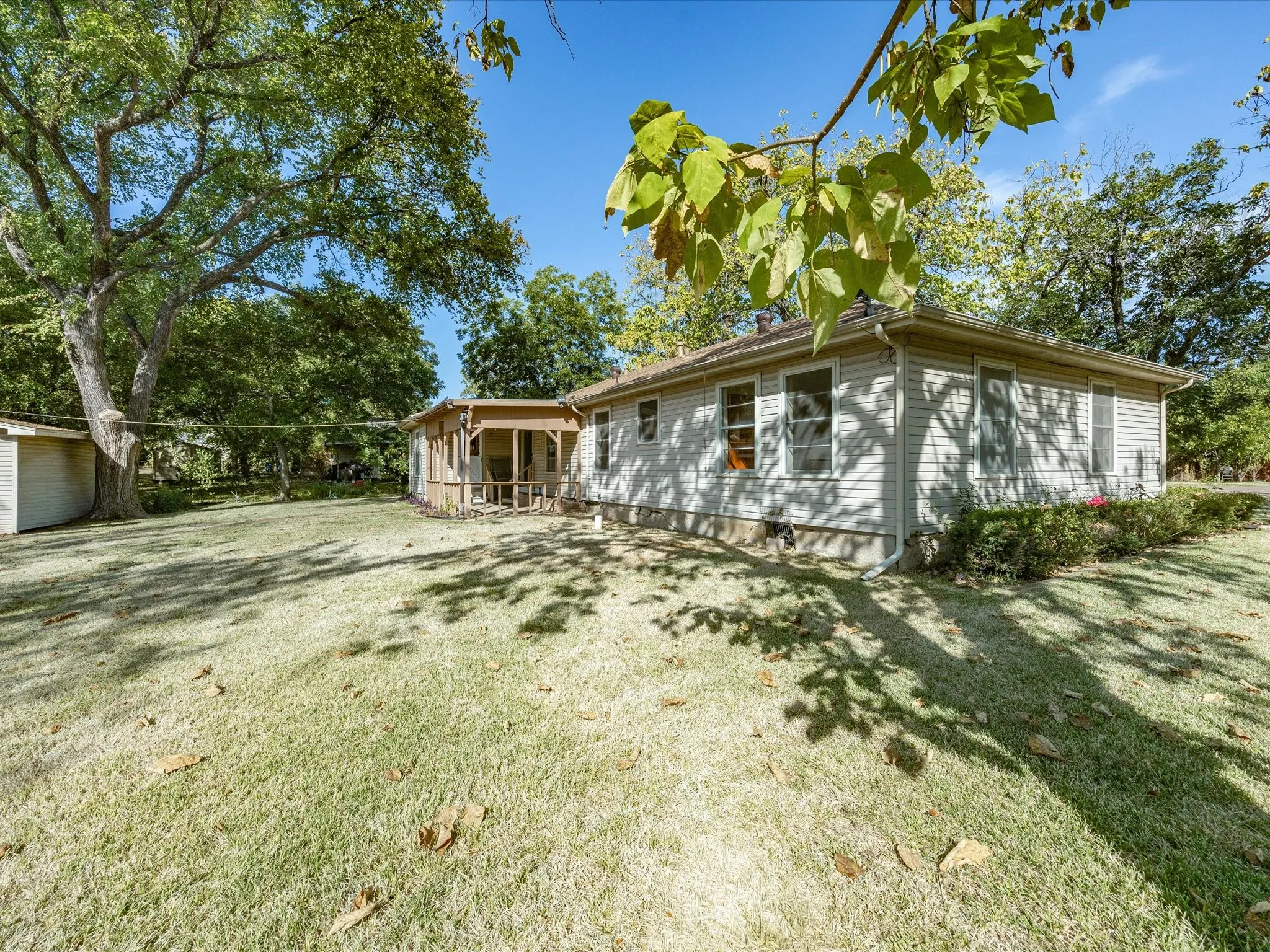 Single Family Residence For Sale in Ellis County , 1003 E Milam Street, Ennis, Texas 75119, 3 Bedroom, 2 Bathroom, 2 Garage spaces, 1,856 Sqft, built in 1954, mls#21375980, Real Estate Agent in Ennis, Homes For Sale in Ellis county, Homes For Sale in Ennis, Realtor in Ennis Texas, Real Estate Brokerage Independent Realty Texas, Luminita Cordes Realtor