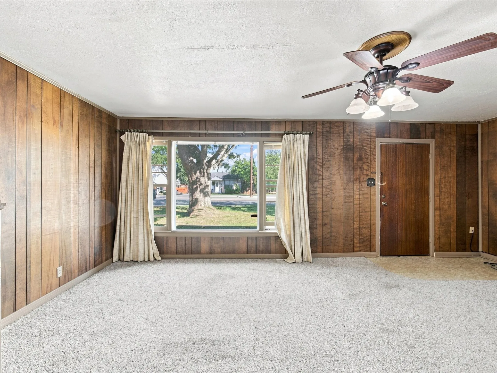 Single Family Residence For Sale in Ellis County , 1003 E Milam Street, Ennis, Texas 75119, 3 Bedroom, 2 Bathroom, 2 Garage spaces, 1,856 Sqft, built in 1954, mls#21375980, Real Estate Agent in Ennis, Homes For Sale in Ellis county, Homes For Sale in Ennis, Realtor in Ennis Texas, Real Estate Brokerage Independent Realty Texas, Luminita Cordes Realtor