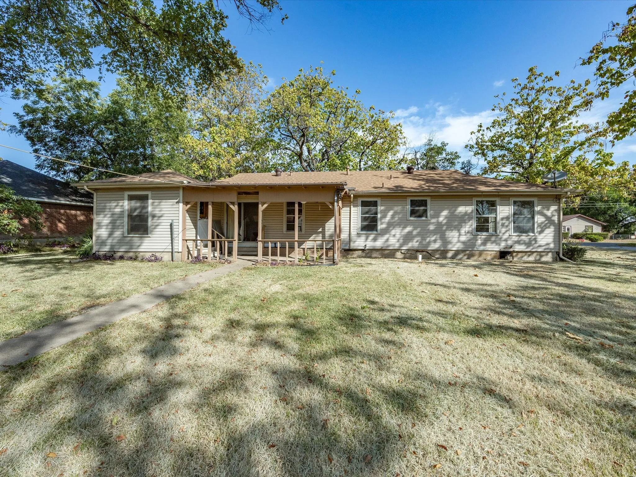 Single Family Residence For Sale in Ellis County , 1003 E Milam Street, Ennis, Texas 75119, 3 Bedroom, 2 Bathroom, 2 Garage spaces, 1,856 Sqft, built in 1954, mls#21375980, Real Estate Agent in Ennis, Homes For Sale in Ellis county, Homes For Sale in Ennis, Realtor in Ennis Texas, Real Estate Brokerage Independent Realty Texas, Luminita Cordes Realtor