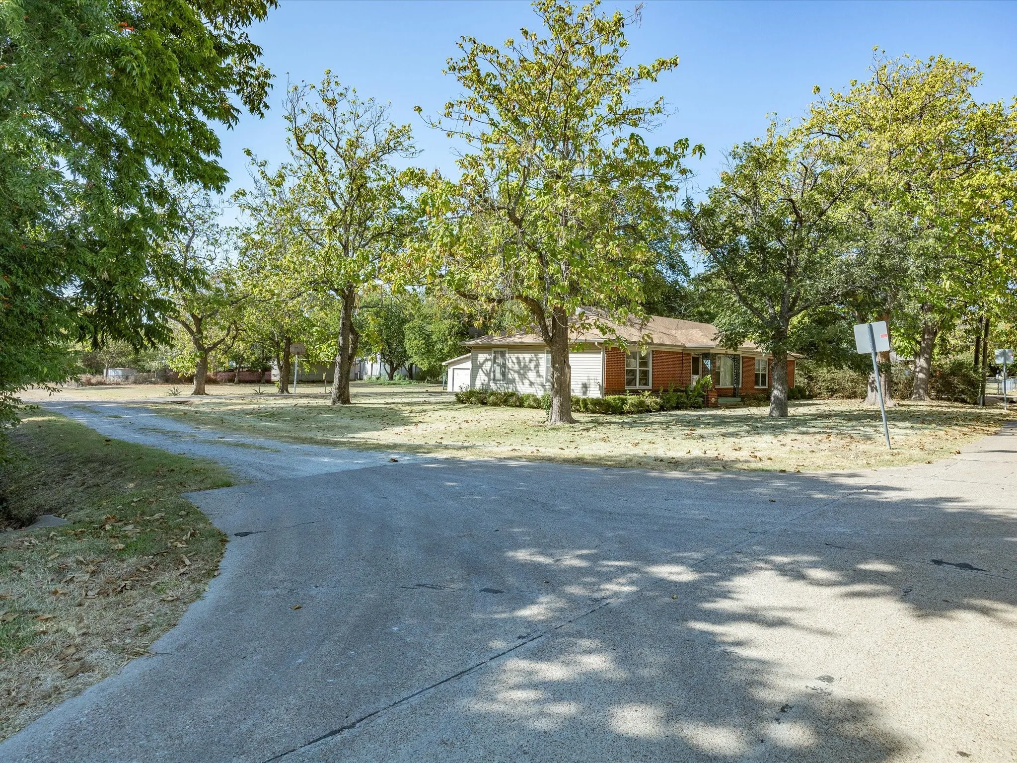 Single Family Residence For Sale in Ellis County , 1003 E Milam Street, Ennis, Texas 75119, 3 Bedroom, 2 Bathroom, 2 Garage spaces, 1,856 Sqft, built in 1954, mls#21375980, Real Estate Agent in Ennis, Homes For Sale in Ellis county, Homes For Sale in Ennis, Realtor in Ennis Texas, Real Estate Brokerage Independent Realty Texas, Luminita Cordes Realtor