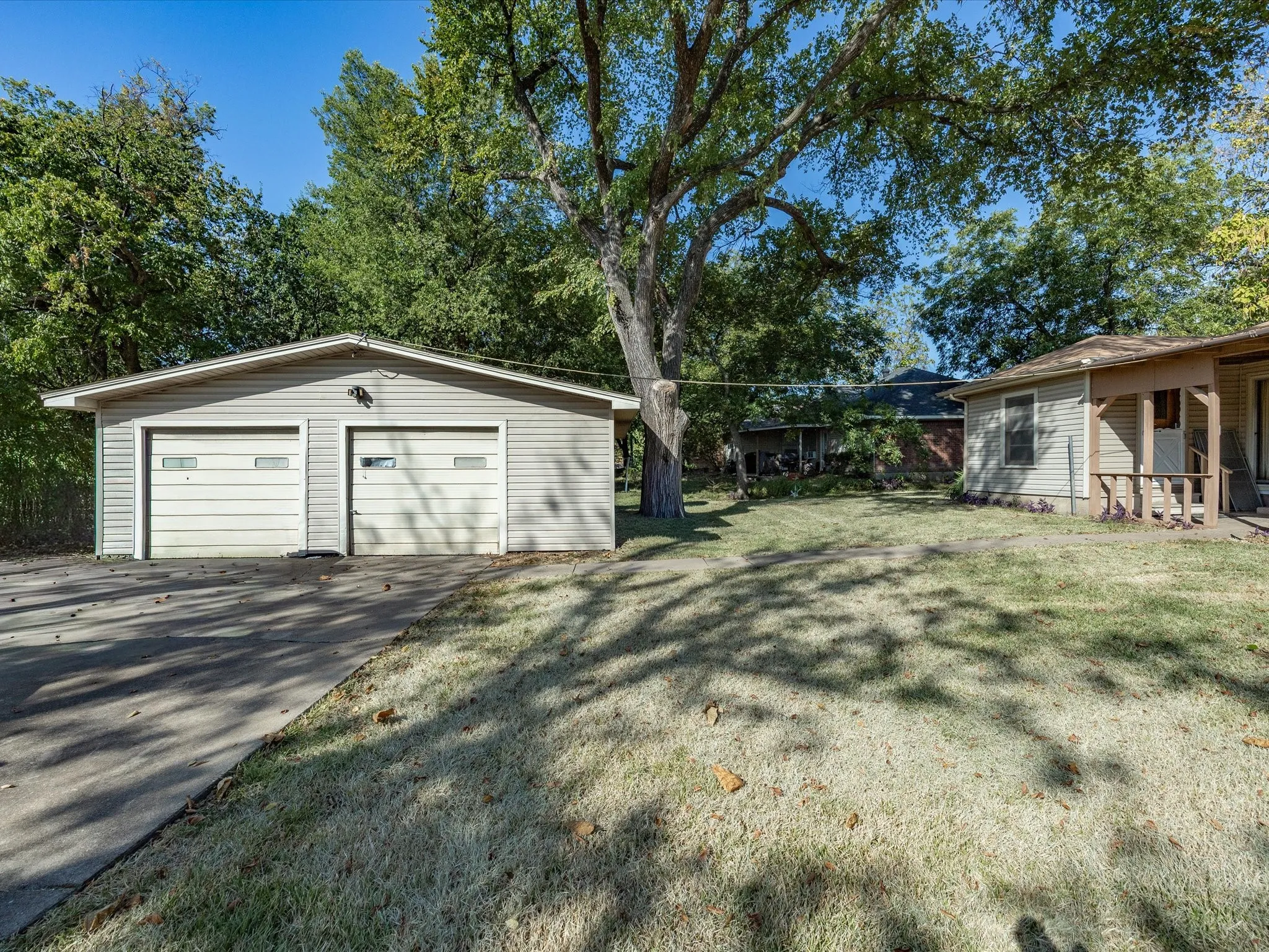 Single Family Residence For Sale in Ellis County , 1003 E Milam Street, Ennis, Texas 75119, 3 Bedroom, 2 Bathroom, 2 Garage spaces, 1,856 Sqft, built in 1954, mls#21375980, Real Estate Agent in Ennis, Homes For Sale in Ellis county, Homes For Sale in Ennis, Realtor in Ennis Texas, Real Estate Brokerage Independent Realty Texas, Luminita Cordes Realtor