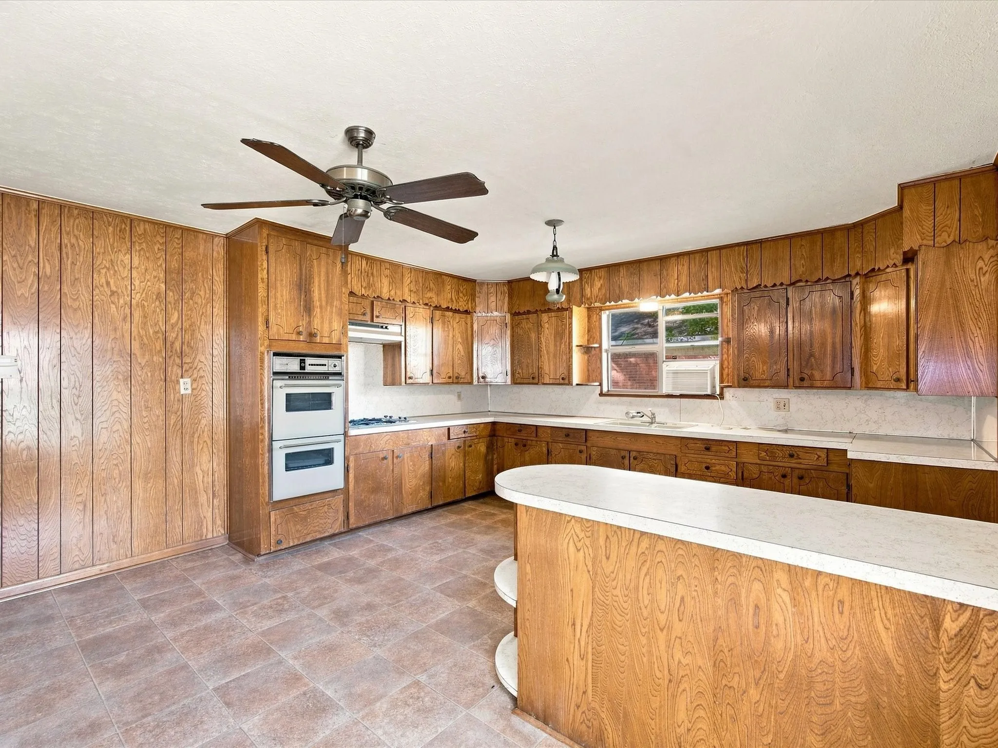 Single Family Residence For Sale in Ellis County , 1003 E Milam Street, Ennis, Texas 75119, 3 Bedroom, 2 Bathroom, 2 Garage spaces, 1,856 Sqft, built in 1954, mls#21375980, Real Estate Agent in Ennis, Homes For Sale in Ellis county, Homes For Sale in Ennis, Realtor in Ennis Texas, Real Estate Brokerage Independent Realty Texas, Luminita Cordes Realtor
