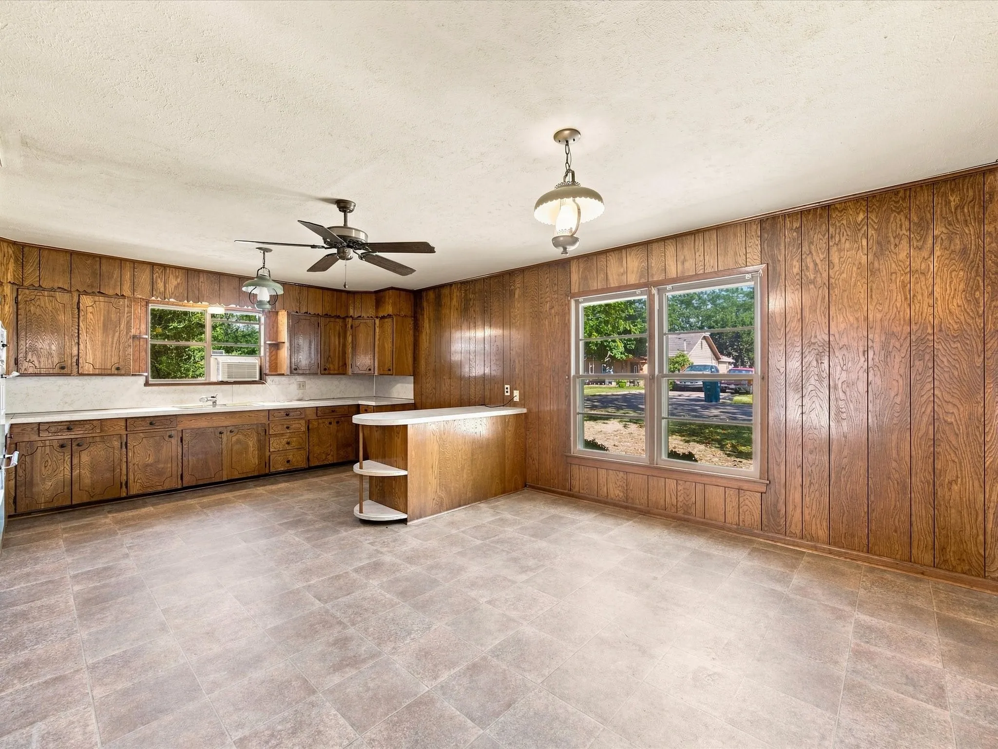 Single Family Residence For Sale in Ellis County , 1003 E Milam Street, Ennis, Texas 75119, 3 Bedroom, 2 Bathroom, 2 Garage spaces, 1,856 Sqft, built in 1954, mls#21375980, Real Estate Agent in Ennis, Homes For Sale in Ellis county, Homes For Sale in Ennis, Realtor in Ennis Texas, Real Estate Brokerage Independent Realty Texas, Luminita Cordes Realtor