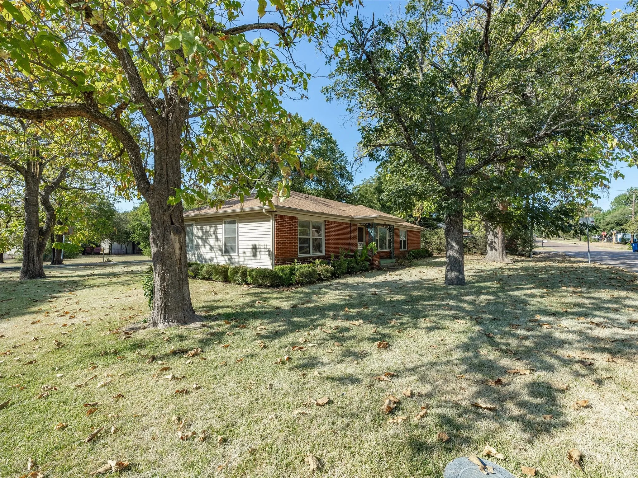Single Family Residence For Sale in Ellis County , 1003 E Milam Street, Ennis, Texas 75119, 3 Bedroom, 2 Bathroom, 2 Garage spaces, 1,856 Sqft, built in 1954, mls#21375980, Real Estate Agent in Ennis, Homes For Sale in Ellis county, Homes For Sale in Ennis, Realtor in Ennis Texas, Real Estate Brokerage Independent Realty Texas, Luminita Cordes Realtor