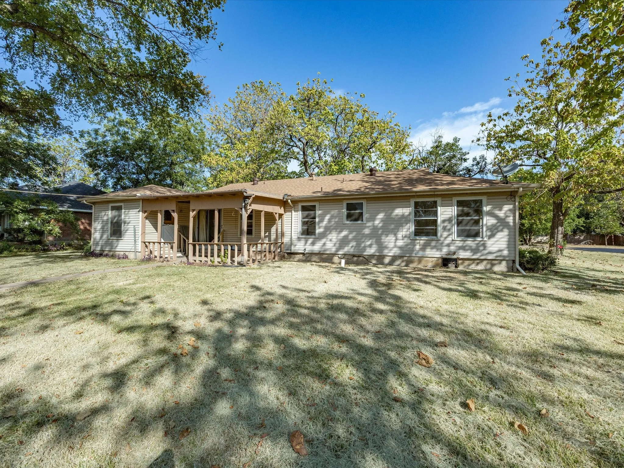 Single Family Residence For Sale in Ellis County , 1003 E Milam Street, Ennis, Texas 75119, 3 Bedroom, 2 Bathroom, 2 Garage spaces, 1,856 Sqft, built in 1954, mls#21375980, Real Estate Agent in Ennis, Homes For Sale in Ellis county, Homes For Sale in Ennis, Realtor in Ennis Texas, Real Estate Brokerage Independent Realty Texas, Luminita Cordes Realtor