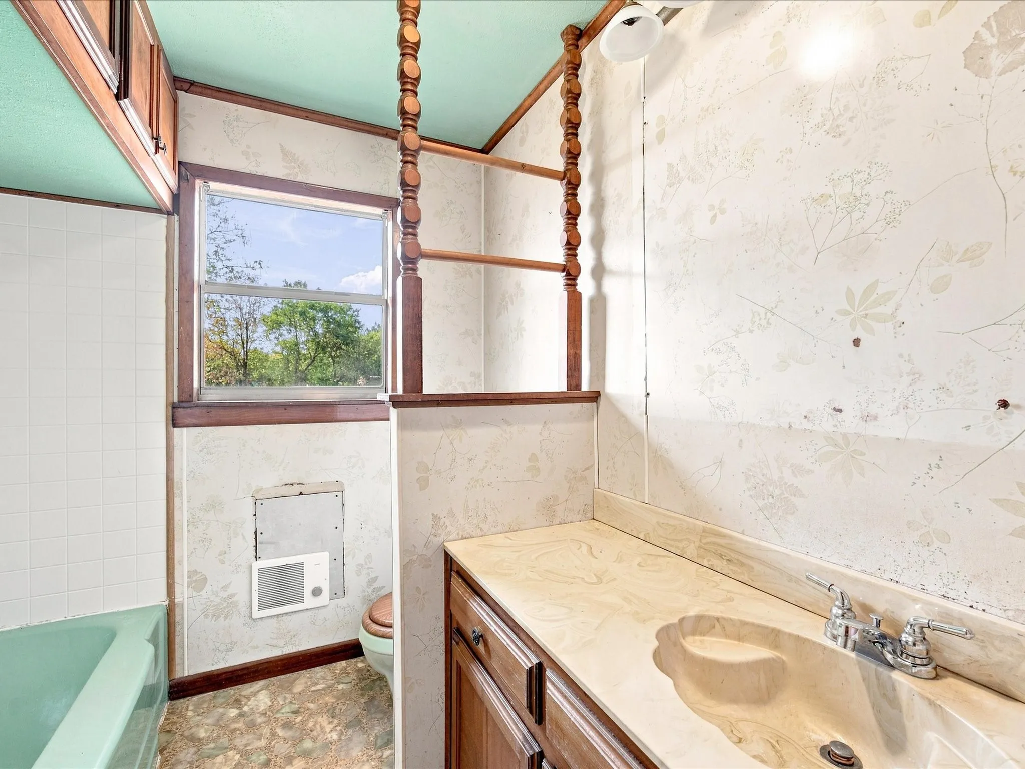 Single Family Residence For Sale in Ellis County , 1003 E Milam Street, Ennis, Texas 75119, 3 Bedroom, 2 Bathroom, 2 Garage spaces, 1,856 Sqft, built in 1954, mls#21375980, Real Estate Agent in Ennis, Homes For Sale in Ellis county, Homes For Sale in Ennis, Realtor in Ennis Texas, Real Estate Brokerage Independent Realty Texas, Luminita Cordes Realtor