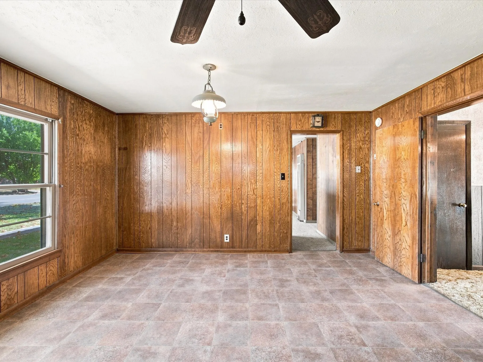Single Family Residence For Sale in Ellis County , 1003 E Milam Street, Ennis, Texas 75119, 3 Bedroom, 2 Bathroom, 2 Garage spaces, 1,856 Sqft, built in 1954, mls#21375980, Real Estate Agent in Ennis, Homes For Sale in Ellis county, Homes For Sale in Ennis, Realtor in Ennis Texas, Real Estate Brokerage Independent Realty Texas, Luminita Cordes Realtor