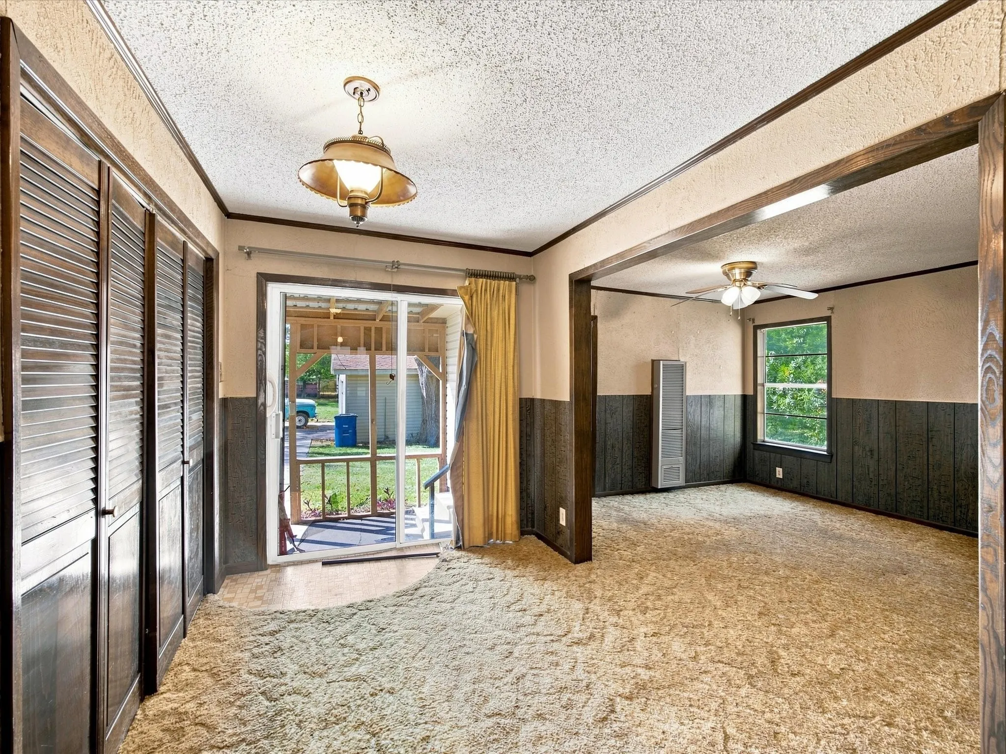 Single Family Residence For Sale in Ellis County , 1003 E Milam Street, Ennis, Texas 75119, 3 Bedroom, 2 Bathroom, 2 Garage spaces, 1,856 Sqft, built in 1954, mls#21375980, Real Estate Agent in Ennis, Homes For Sale in Ellis county, Homes For Sale in Ennis, Realtor in Ennis Texas, Real Estate Brokerage Independent Realty Texas, Luminita Cordes Realtor