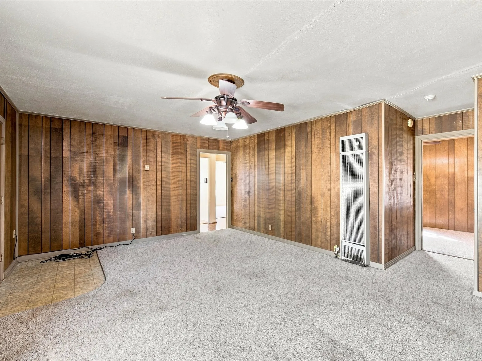 Single Family Residence For Sale in Ellis County , 1003 E Milam Street, Ennis, Texas 75119, 3 Bedroom, 2 Bathroom, 2 Garage spaces, 1,856 Sqft, built in 1954, mls#21375980, Real Estate Agent in Ennis, Homes For Sale in Ellis county, Homes For Sale in Ennis, Realtor in Ennis Texas, Real Estate Brokerage Independent Realty Texas, Luminita Cordes Realtor
