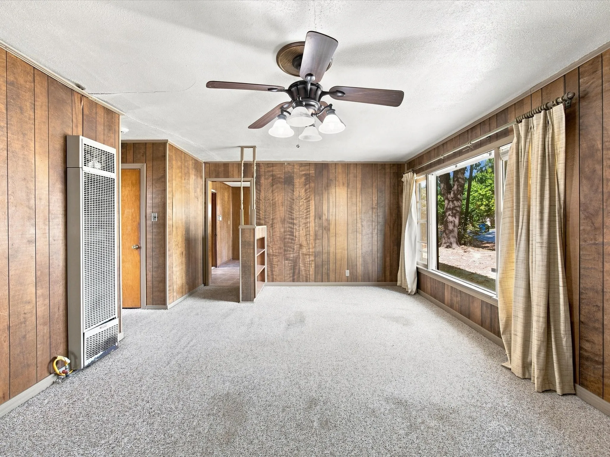 Single Family Residence For Sale in Ellis County , 1003 E Milam Street, Ennis, Texas 75119, 3 Bedroom, 2 Bathroom, 2 Garage spaces, 1,856 Sqft, built in 1954, mls#21375980, Real Estate Agent in Ennis, Homes For Sale in Ellis county, Homes For Sale in Ennis, Realtor in Ennis Texas, Real Estate Brokerage Independent Realty Texas, Luminita Cordes Realtor