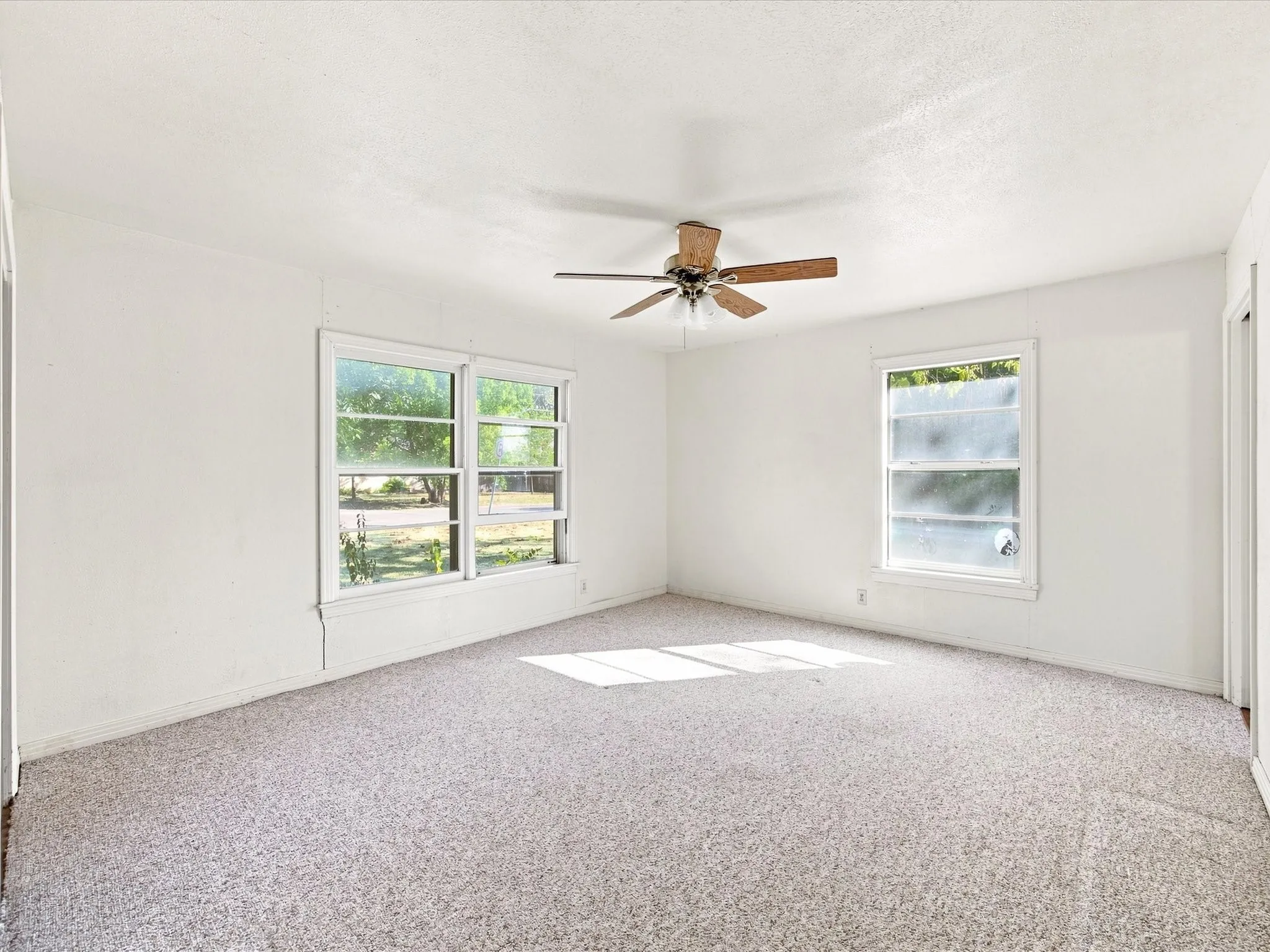 Single Family Residence For Sale in Ellis County , 1003 E Milam Street, Ennis, Texas 75119, 3 Bedroom, 2 Bathroom, 2 Garage spaces, 1,856 Sqft, built in 1954, mls#21375980, Real Estate Agent in Ennis, Homes For Sale in Ellis county, Homes For Sale in Ennis, Realtor in Ennis Texas, Real Estate Brokerage Independent Realty Texas, Luminita Cordes Realtor