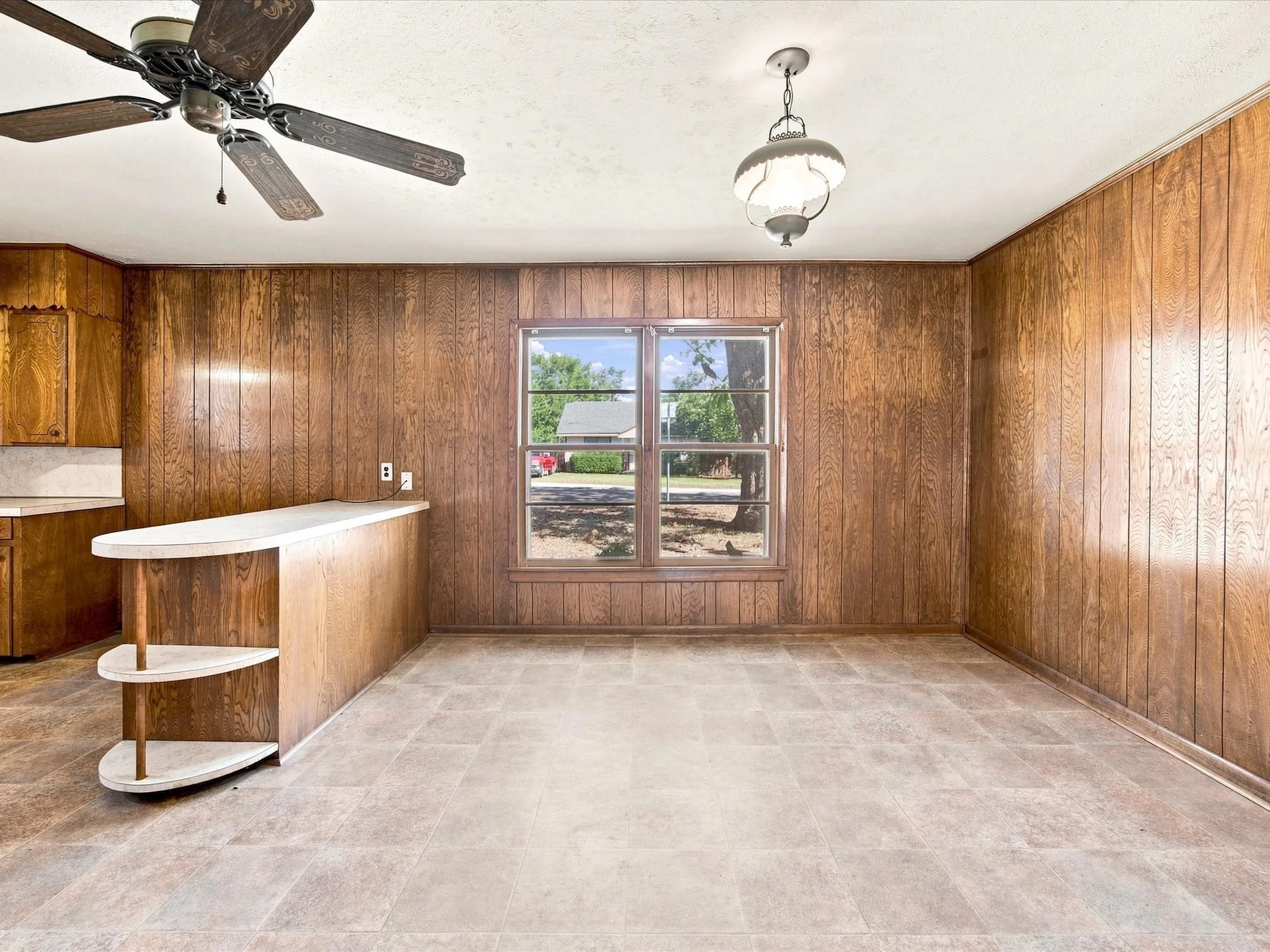 Single Family Residence For Sale in Ellis County , 1003 E Milam Street, Ennis, Texas 75119, 3 Bedroom, 2 Bathroom, 2 Garage spaces, 1,856 Sqft, built in 1954, mls#21375980, Real Estate Agent in Ennis, Homes For Sale in Ellis county, Homes For Sale in Ennis, Realtor in Ennis Texas, Real Estate Brokerage Independent Realty Texas, Luminita Cordes Realtor