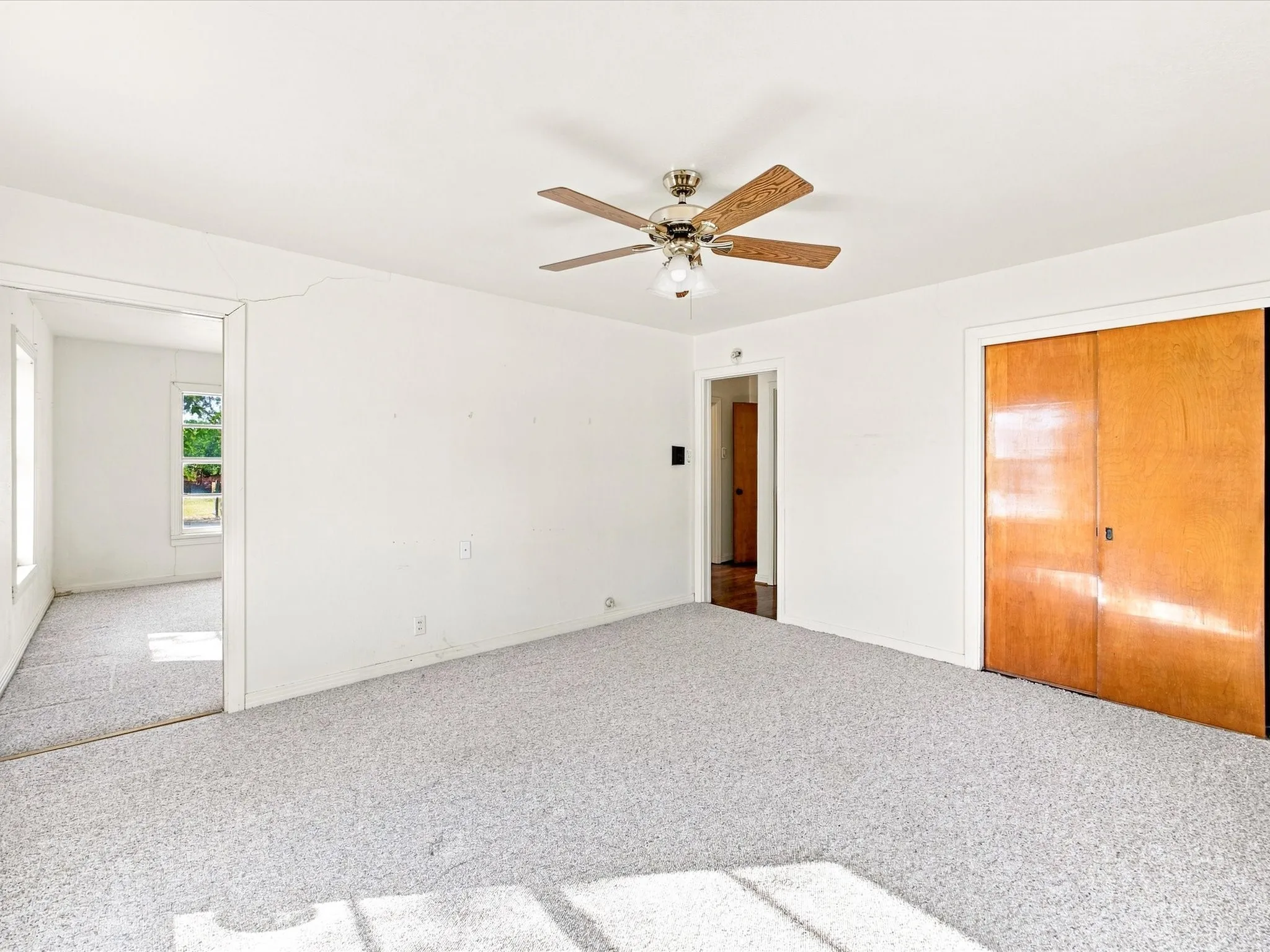 Single Family Residence For Sale in Ellis County , 1003 E Milam Street, Ennis, Texas 75119, 3 Bedroom, 2 Bathroom, 2 Garage spaces, 1,856 Sqft, built in 1954, mls#21375980, Real Estate Agent in Ennis, Homes For Sale in Ellis county, Homes For Sale in Ennis, Realtor in Ennis Texas, Real Estate Brokerage Independent Realty Texas, Luminita Cordes Realtor