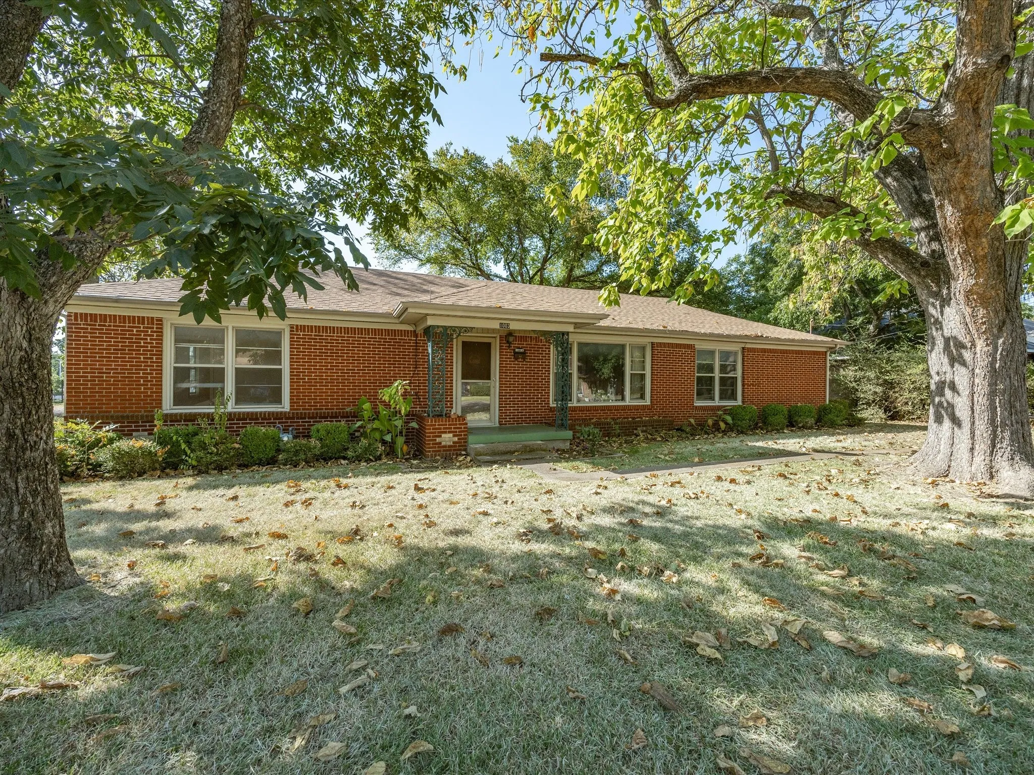 Single Family Residence For Sale in Ellis County , 1003 E Milam Street, Ennis, Texas 75119, 3 Bedroom, 2 Bathroom, 2 Garage spaces, 1,856 Sqft, built in 1954, mls#21375980, Real Estate Agent in Ennis, Homes For Sale in Ellis county, Homes For Sale in Ennis, Realtor in Ennis Texas, Real Estate Brokerage Independent Realty Texas, Luminita Cordes Realtor