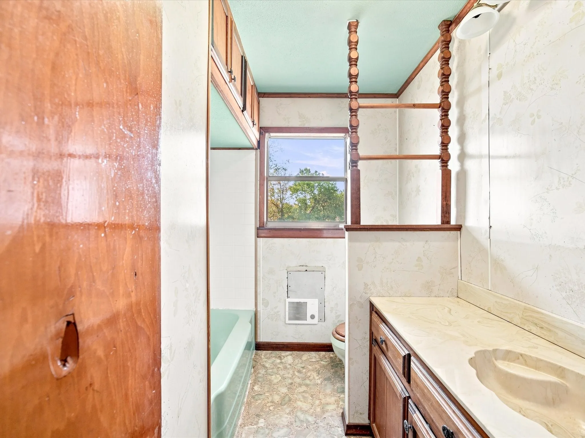 Single Family Residence For Sale in Ellis County , 1003 E Milam Street, Ennis, Texas 75119, 3 Bedroom, 2 Bathroom, 2 Garage spaces, 1,856 Sqft, built in 1954, mls#21375980, Real Estate Agent in Ennis, Homes For Sale in Ellis county, Homes For Sale in Ennis, Realtor in Ennis Texas, Real Estate Brokerage Independent Realty Texas, Luminita Cordes Realtor