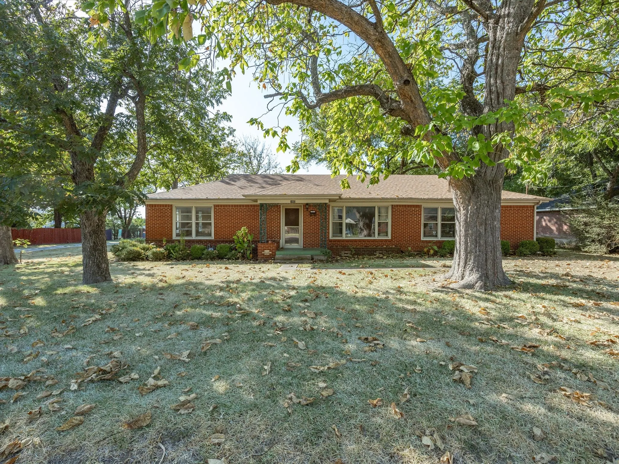 Single Family Residence For Sale in Ellis County , 1003 E Milam Street, Ennis, Texas 75119, 3 Bedroom, 2 Bathroom, 2 Garage spaces, 1,856 Sqft, built in 1954, mls#21375980, Real Estate Agent in Ennis, Homes For Sale in Ellis county, Homes For Sale in Ennis, Realtor in Ennis Texas, Real Estate Brokerage Independent Realty Texas, Luminita Cordes Realtor