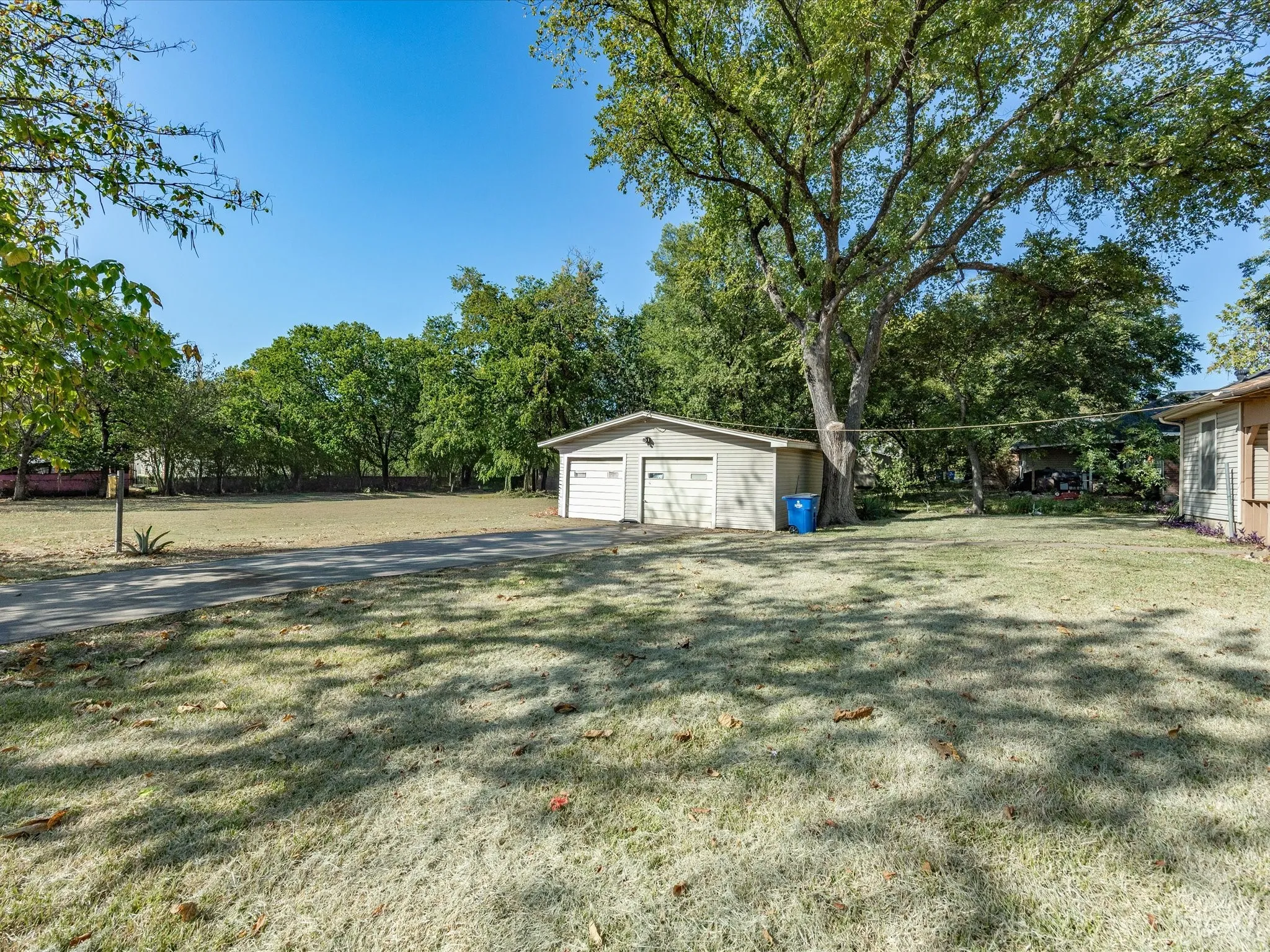Single Family Residence For Sale in Ellis County , 1003 E Milam Street, Ennis, Texas 75119, 3 Bedroom, 2 Bathroom, 2 Garage spaces, 1,856 Sqft, built in 1954, mls#21375980, Real Estate Agent in Ennis, Homes For Sale in Ellis county, Homes For Sale in Ennis, Realtor in Ennis Texas, Real Estate Brokerage Independent Realty Texas, Luminita Cordes Realtor