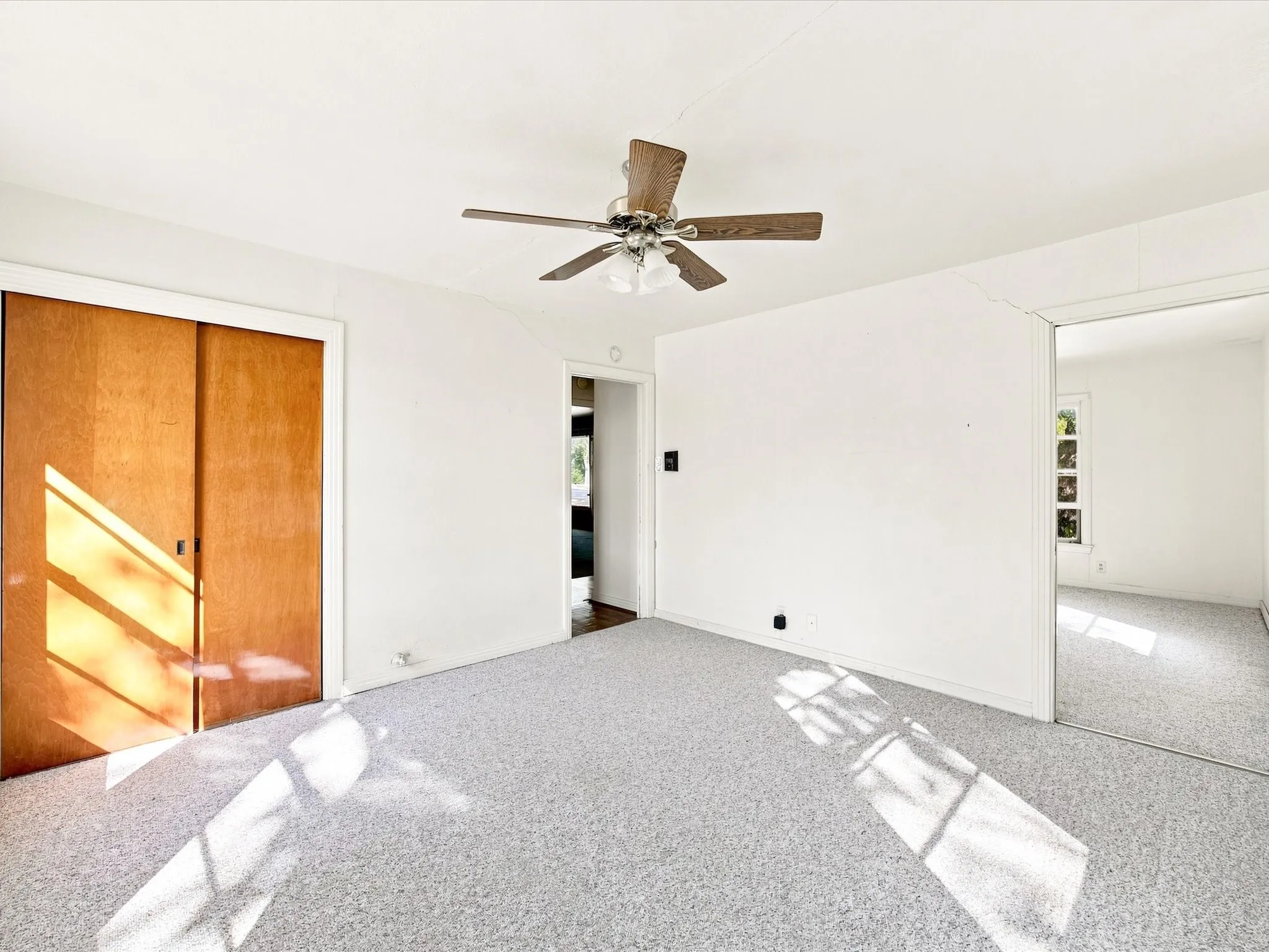 Single Family Residence For Sale in Ellis County , 1003 E Milam Street, Ennis, Texas 75119, 3 Bedroom, 2 Bathroom, 2 Garage spaces, 1,856 Sqft, built in 1954, mls#21375980, Real Estate Agent in Ennis, Homes For Sale in Ellis county, Homes For Sale in Ennis, Realtor in Ennis Texas, Real Estate Brokerage Independent Realty Texas, Luminita Cordes Realtor