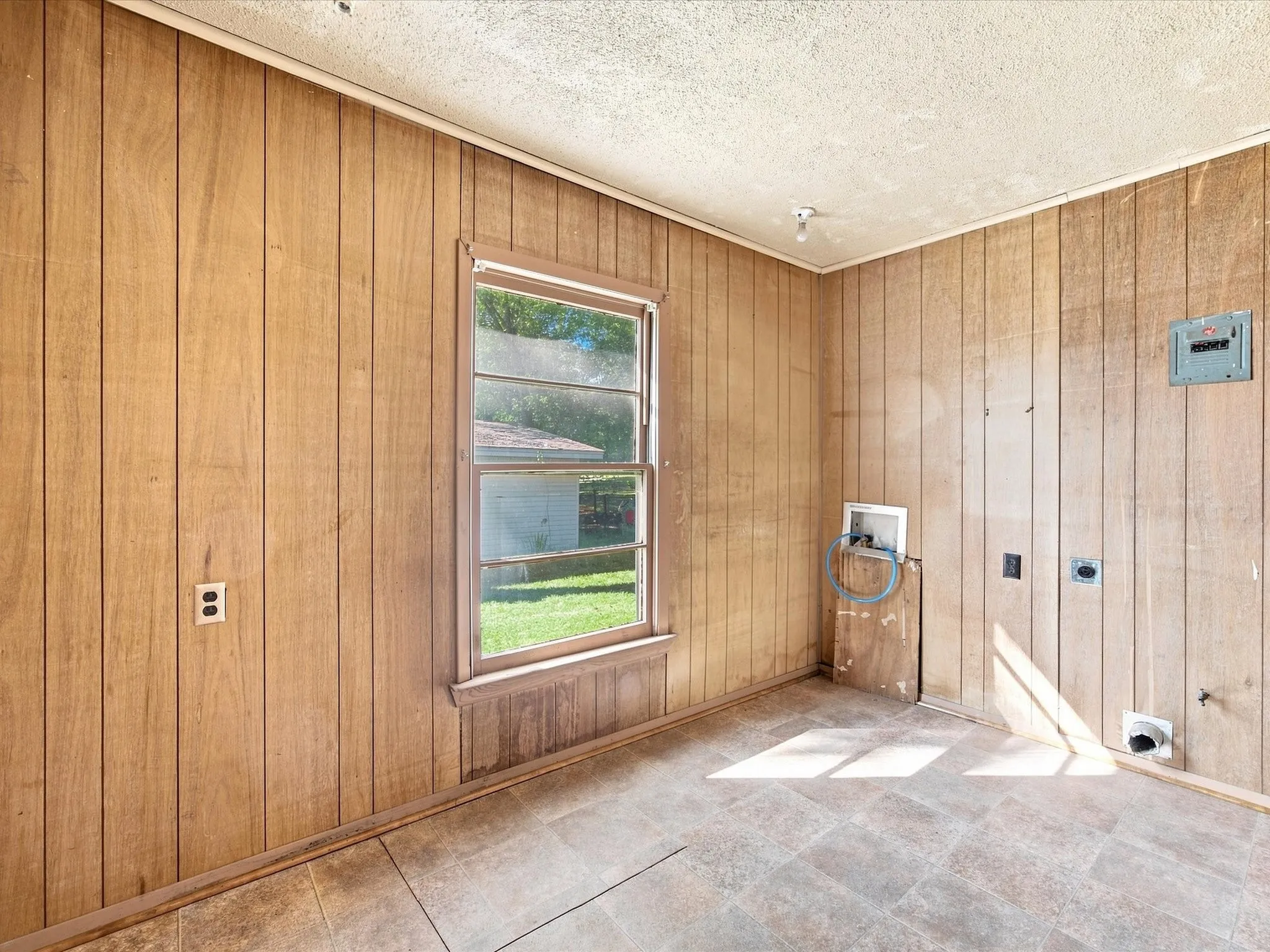 Single Family Residence For Sale in Ellis County , 1003 E Milam Street, Ennis, Texas 75119, 3 Bedroom, 2 Bathroom, 2 Garage spaces, 1,856 Sqft, built in 1954, mls#21375980, Real Estate Agent in Ennis, Homes For Sale in Ellis county, Homes For Sale in Ennis, Realtor in Ennis Texas, Real Estate Brokerage Independent Realty Texas, Luminita Cordes Realtor