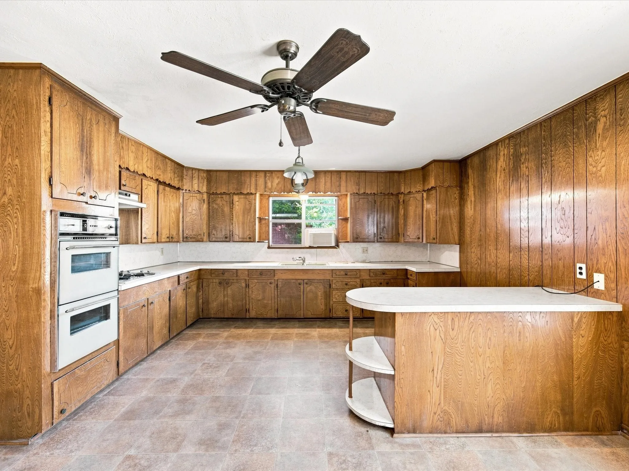Single Family Residence For Sale in Ellis County , 1003 E Milam Street, Ennis, Texas 75119, 3 Bedroom, 2 Bathroom, 2 Garage spaces, 1,856 Sqft, built in 1954, mls#21375980, Real Estate Agent in Ennis, Homes For Sale in Ellis county, Homes For Sale in Ennis, Realtor in Ennis Texas, Real Estate Brokerage Independent Realty Texas, Luminita Cordes Realtor